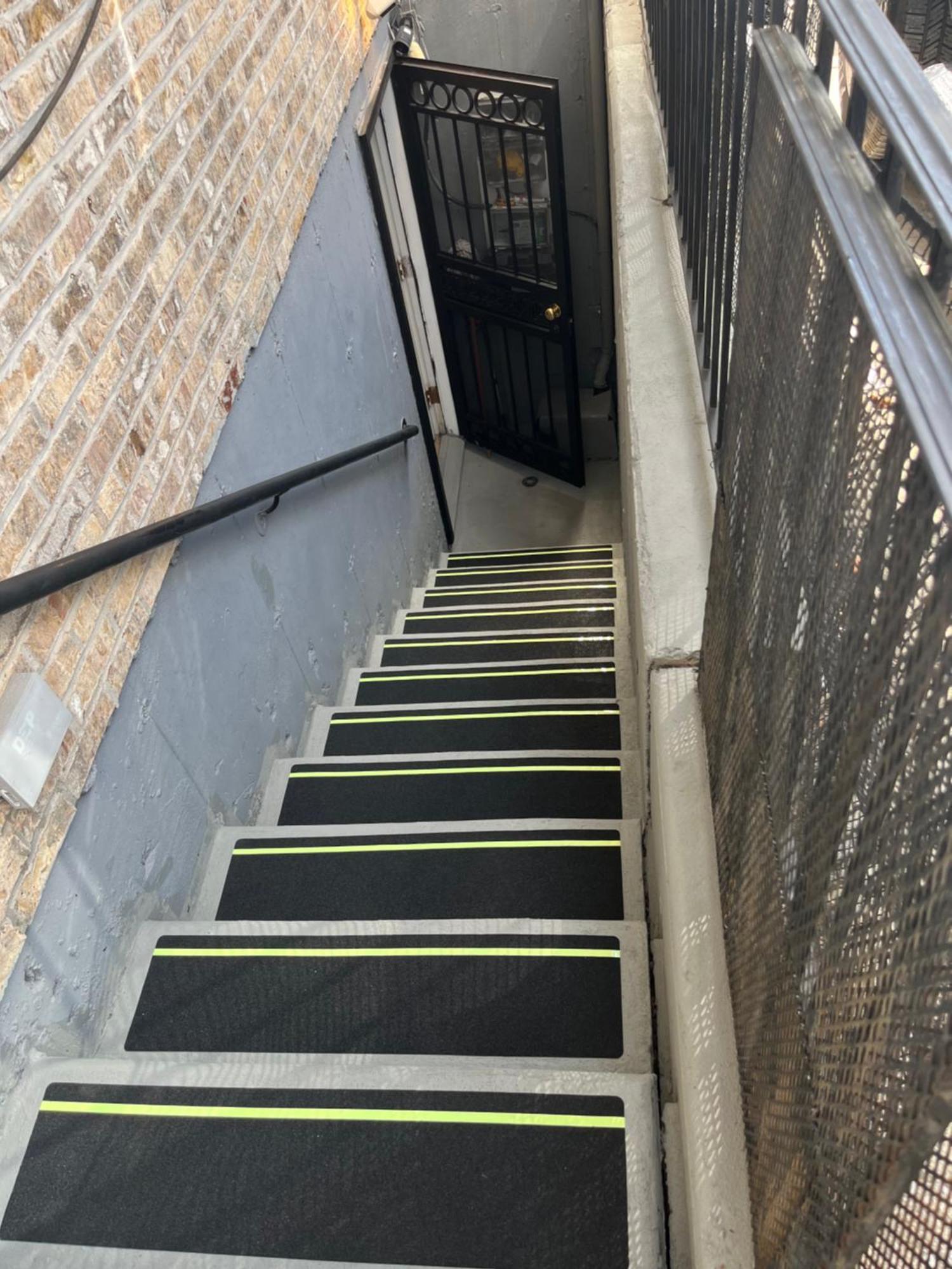 Large 3-bedrooms/2-bath Apt, One Block To Train Homestay *