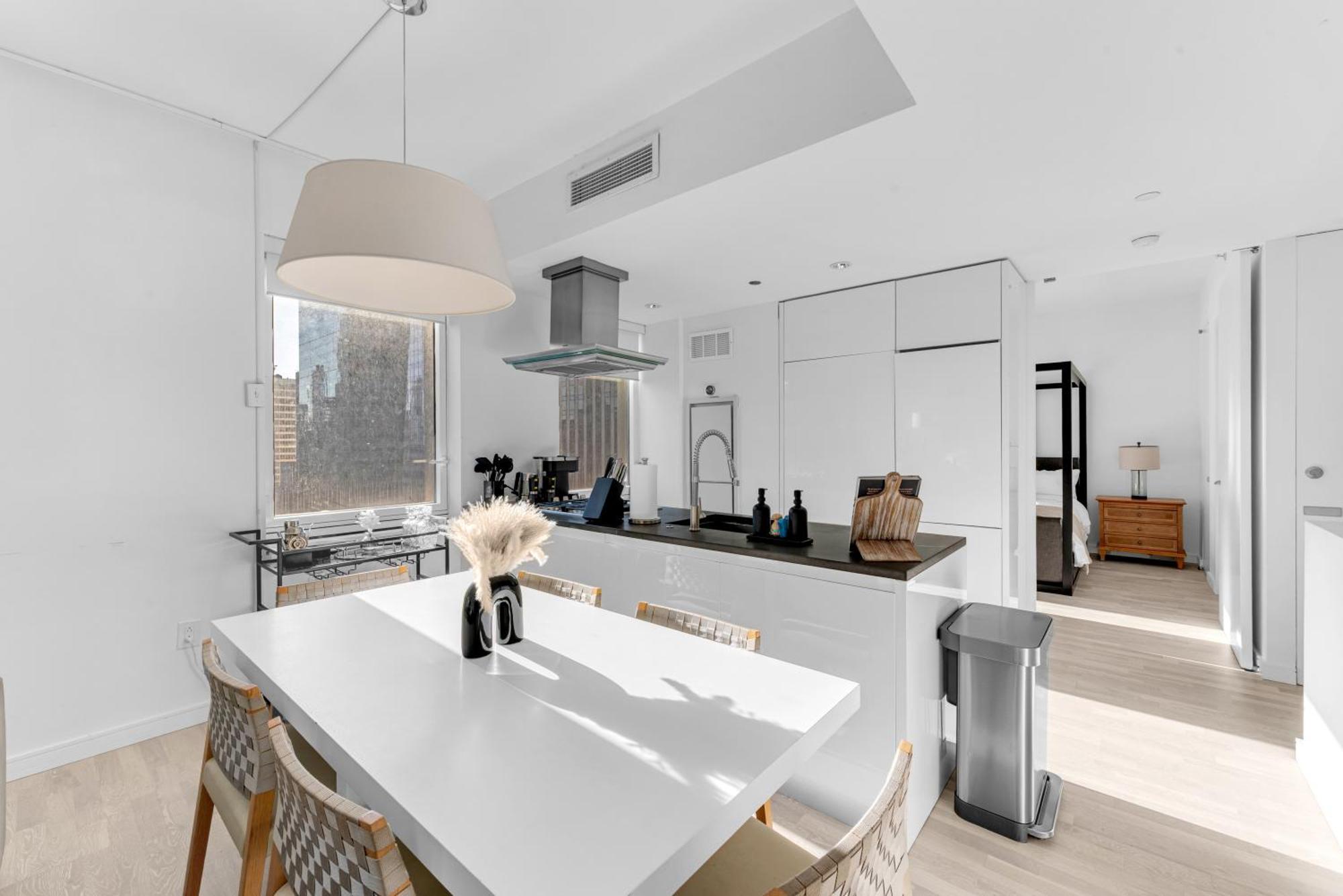 Lavish Two-story Retreat In The Heart Of Manhattan New York