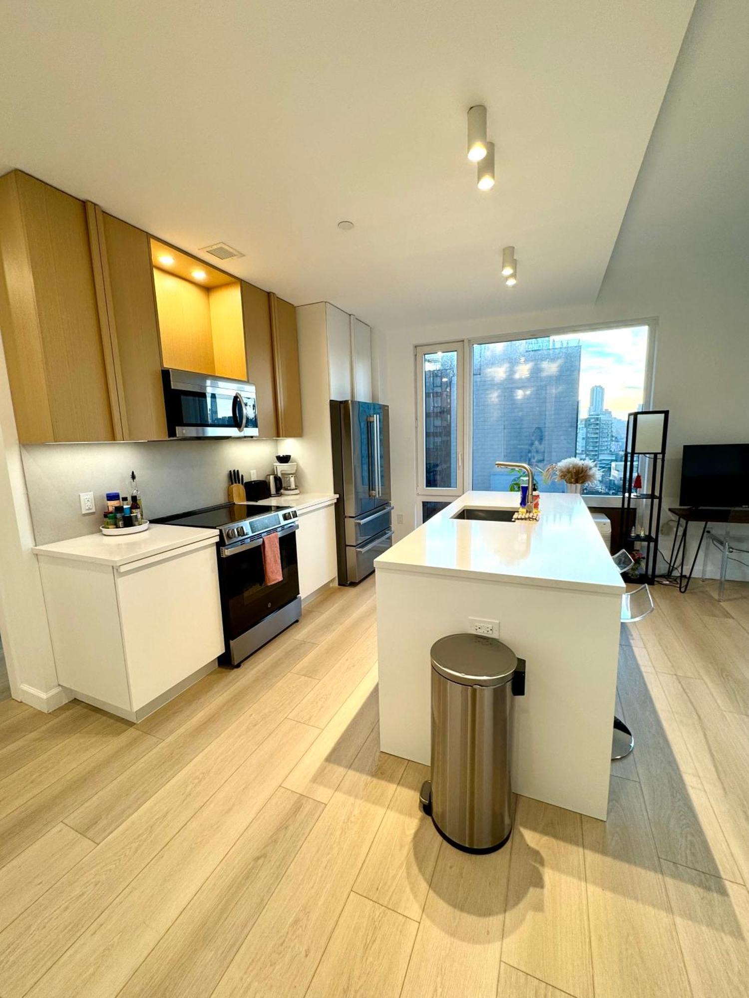 5 Mins To Midtown New Luxury Corner 2b2b With Amazing View Apartment