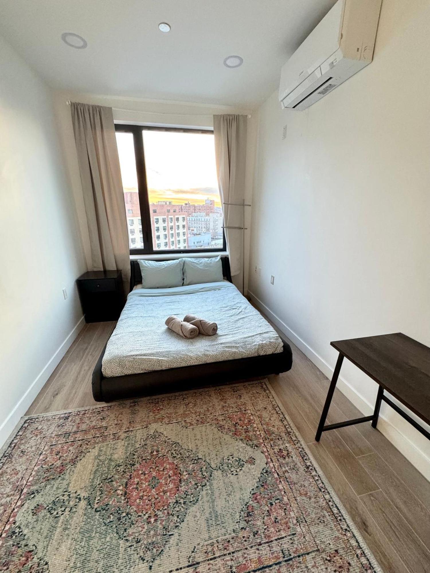 Peaceful Quiet Spacious New Modern Penthouse 3-bedroom With A Balcony Apartment