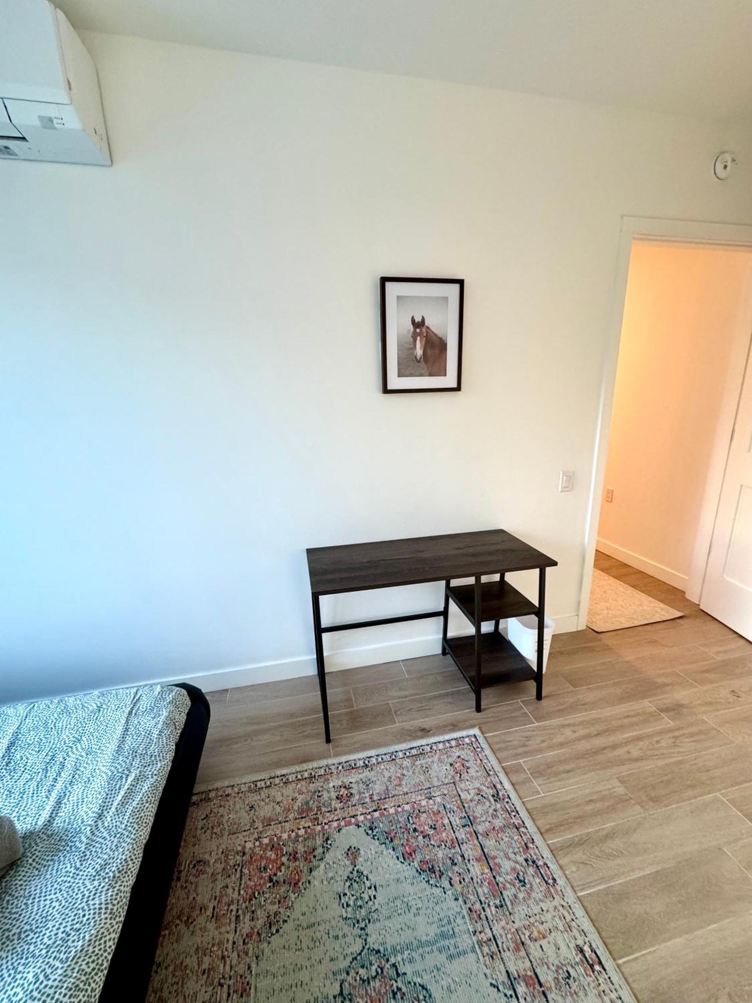 Peaceful Quiet Spacious New Modern Penthouse 3-bedroom With A Balcony *