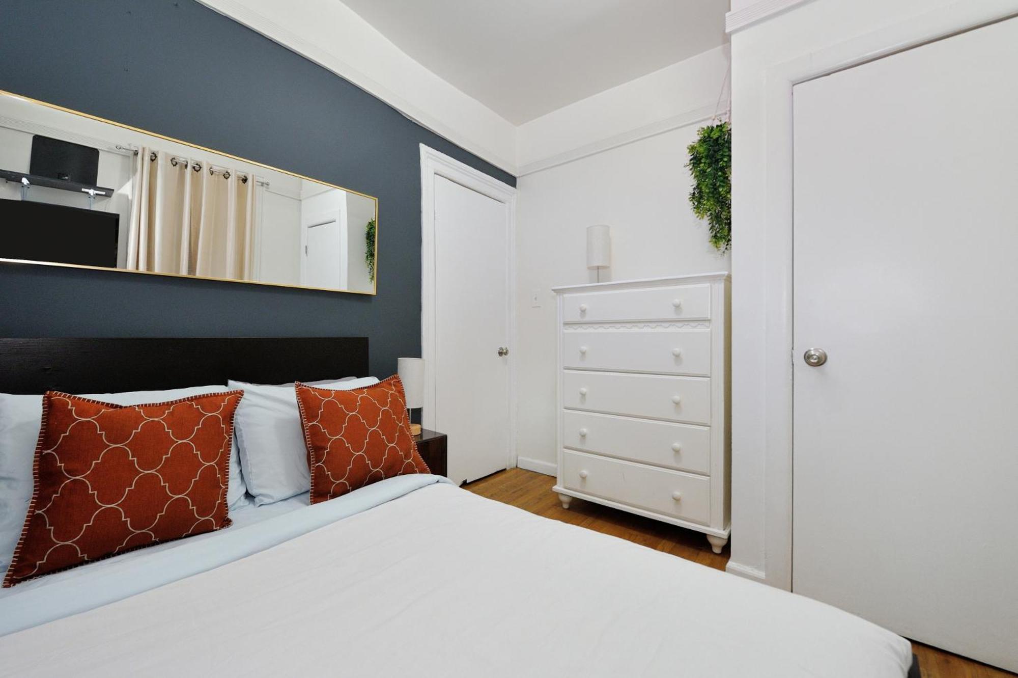 Unbeatable Location In Park Area - 2 Bedroom * New York