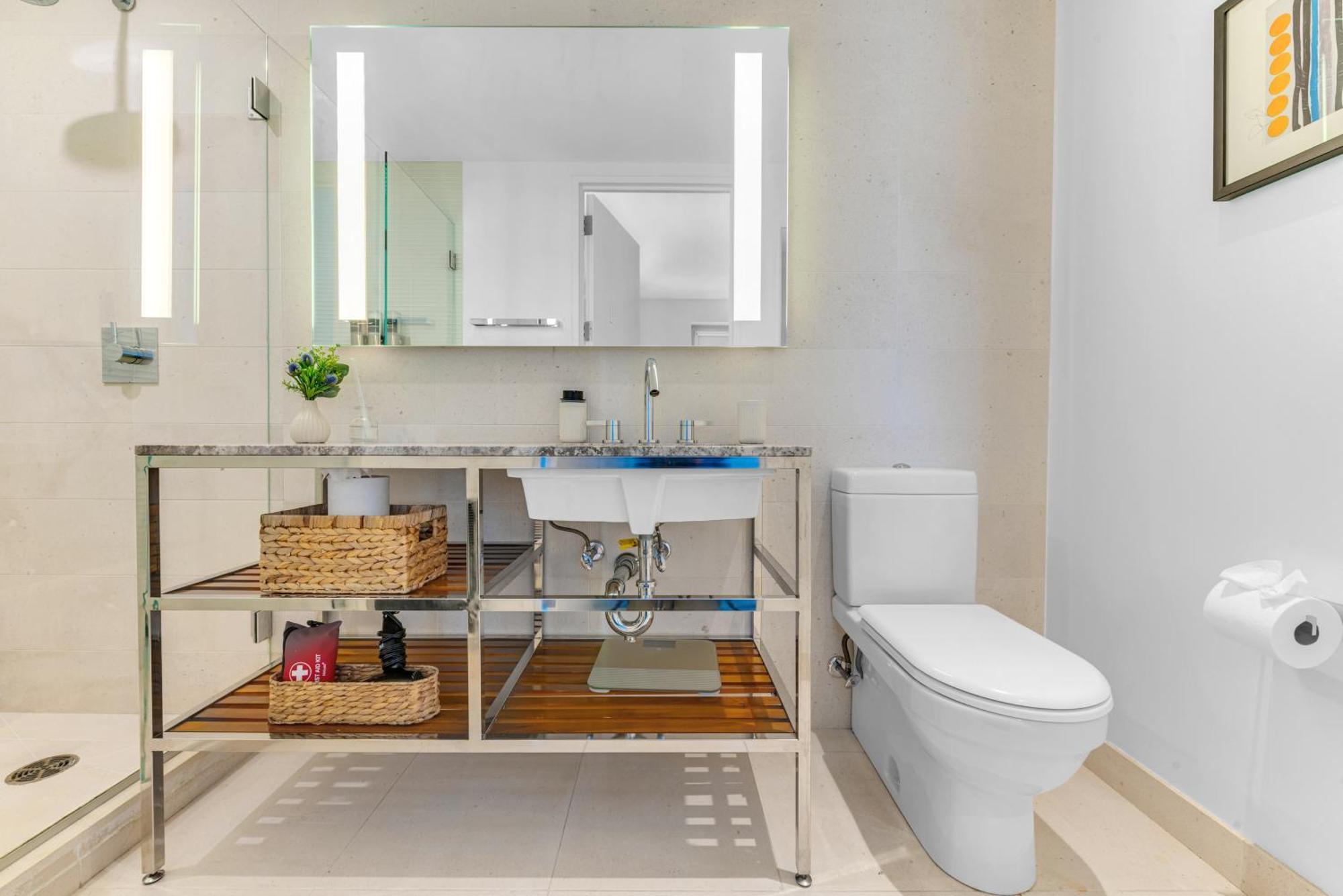 Elegant Midtown Retreat, Views, Steps To Times Square Apartment *