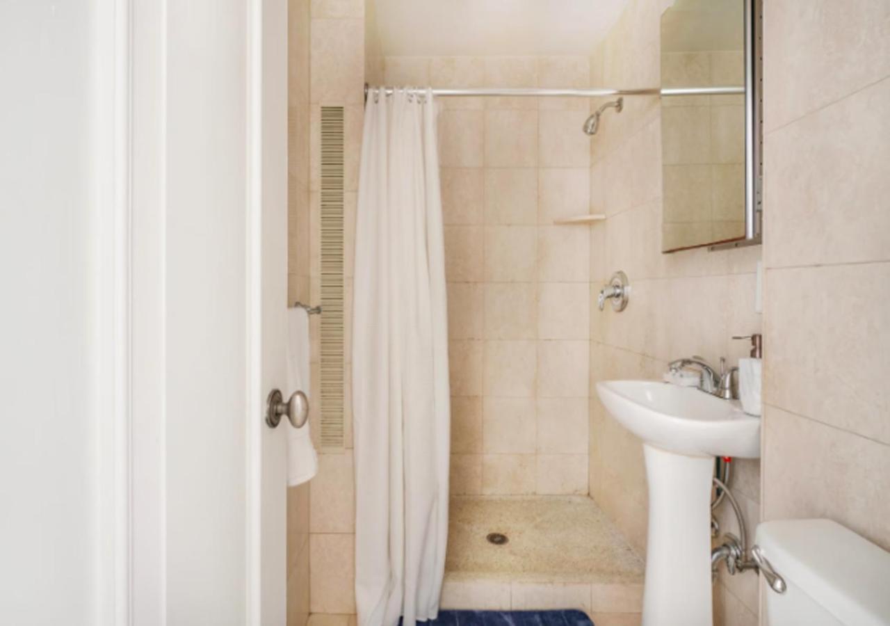 Apartment Charming Ues Studio, Walk To Subway & Park