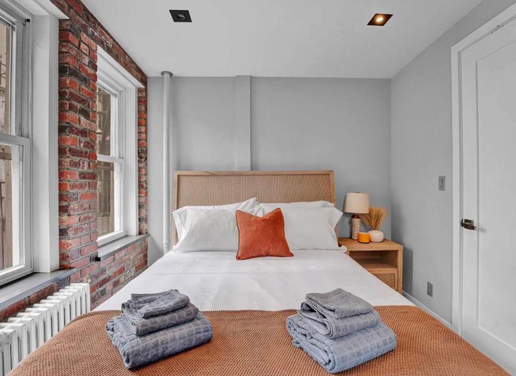 Midtown West Furnished 3br Apartment *