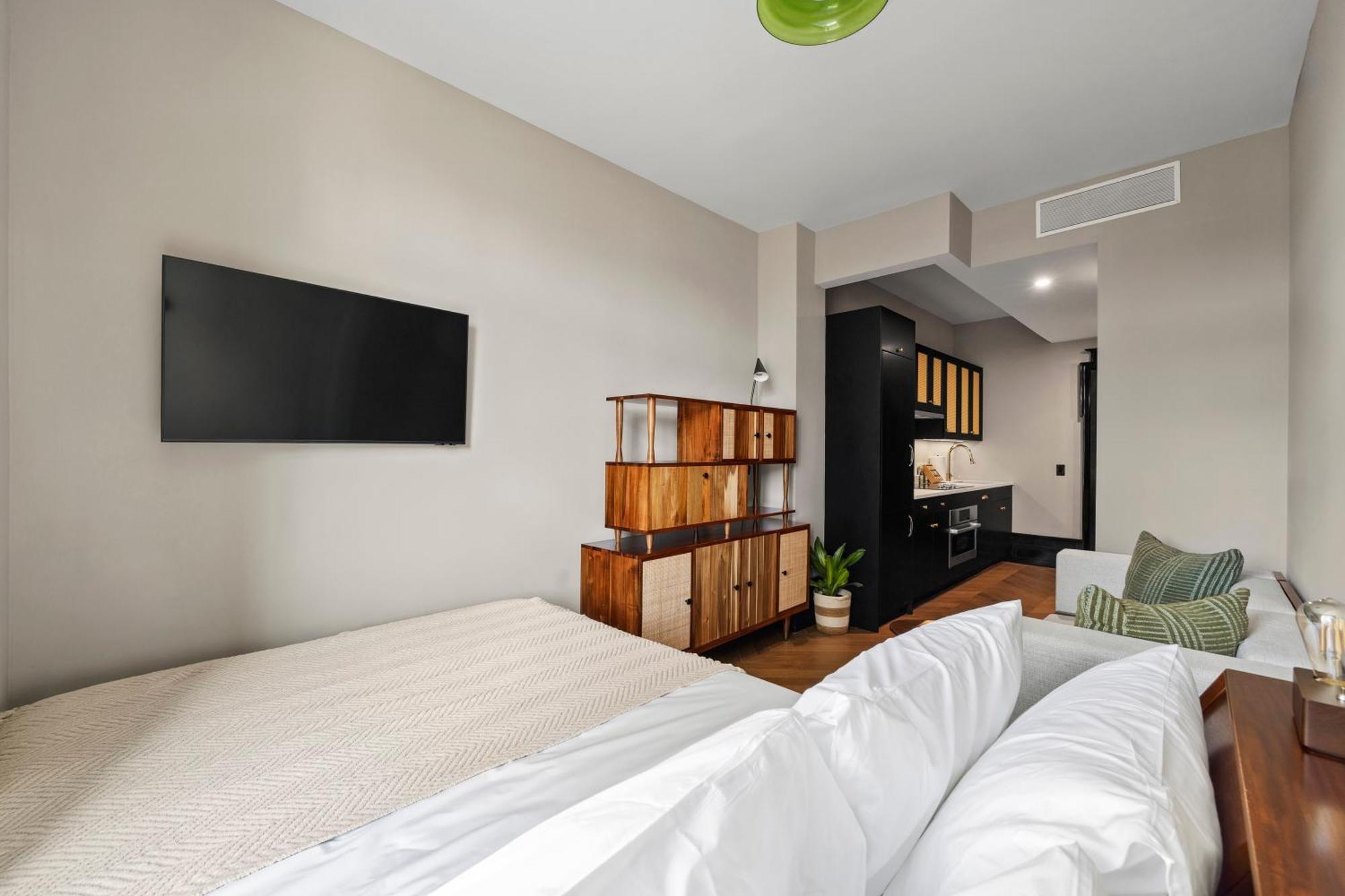 Freeman 602 By Rove Travel - With Shared Amenities *