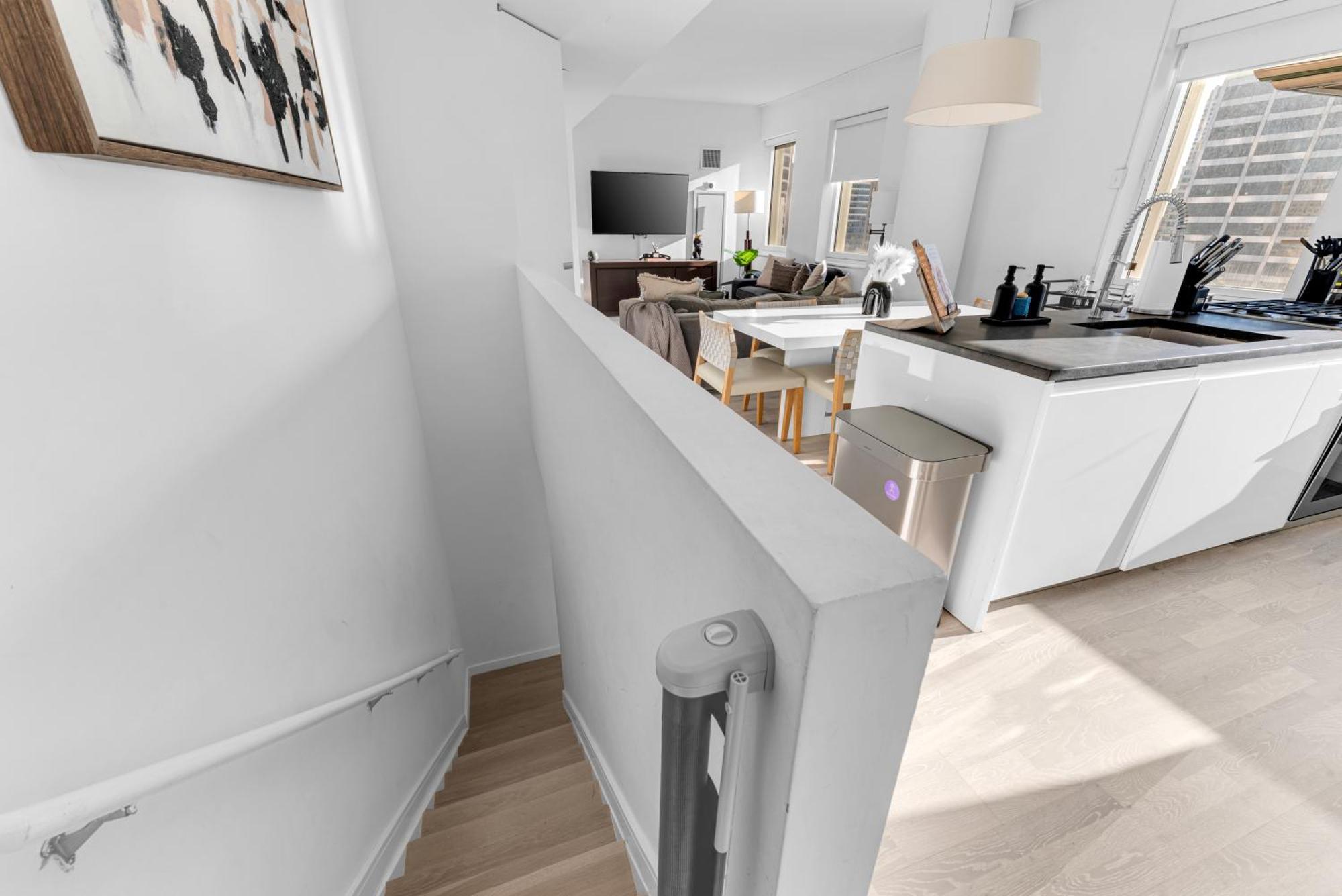 Apartment Lavish Two-story Retreat In The Heart Of Manhattan