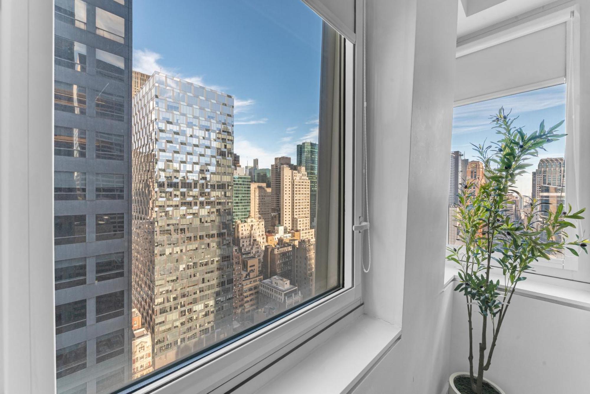 Elegant Midtown Retreat, Views, Steps To Times Square * New York