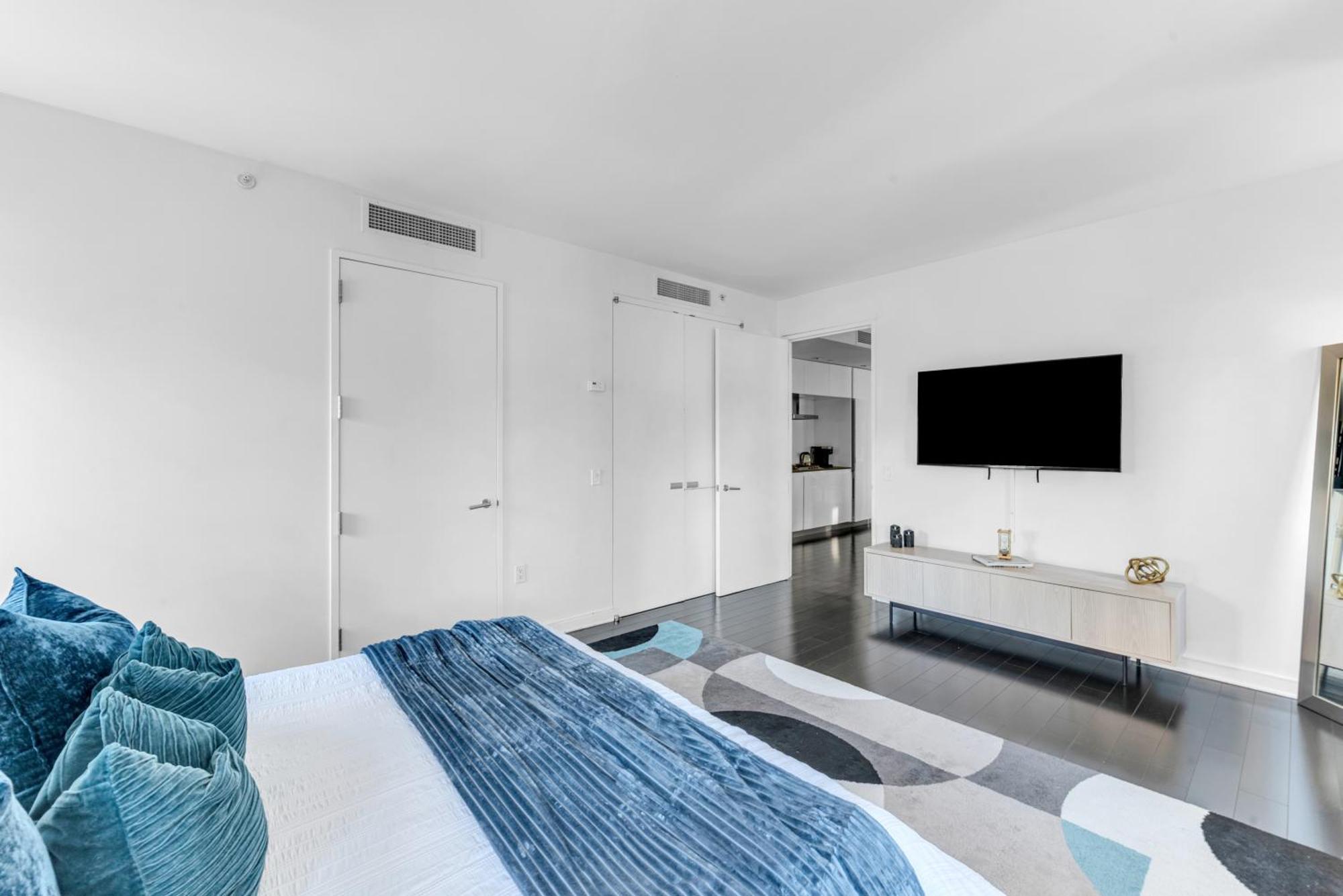 Apartment Elegant Midtown Retreat, Views, Steps To Times Square New York