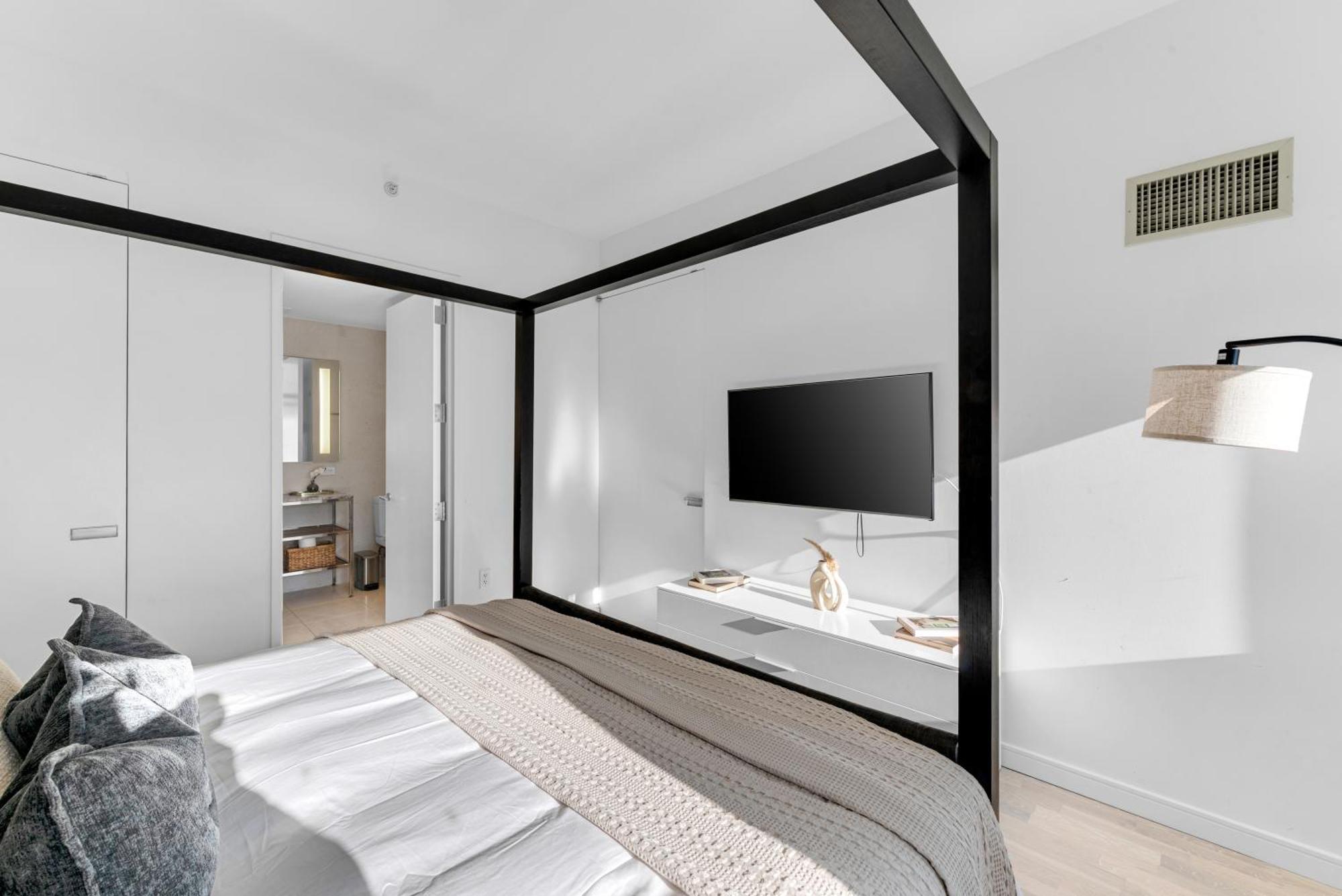 Lavish Two-story Retreat In The Heart Of Manhattan Apartment *