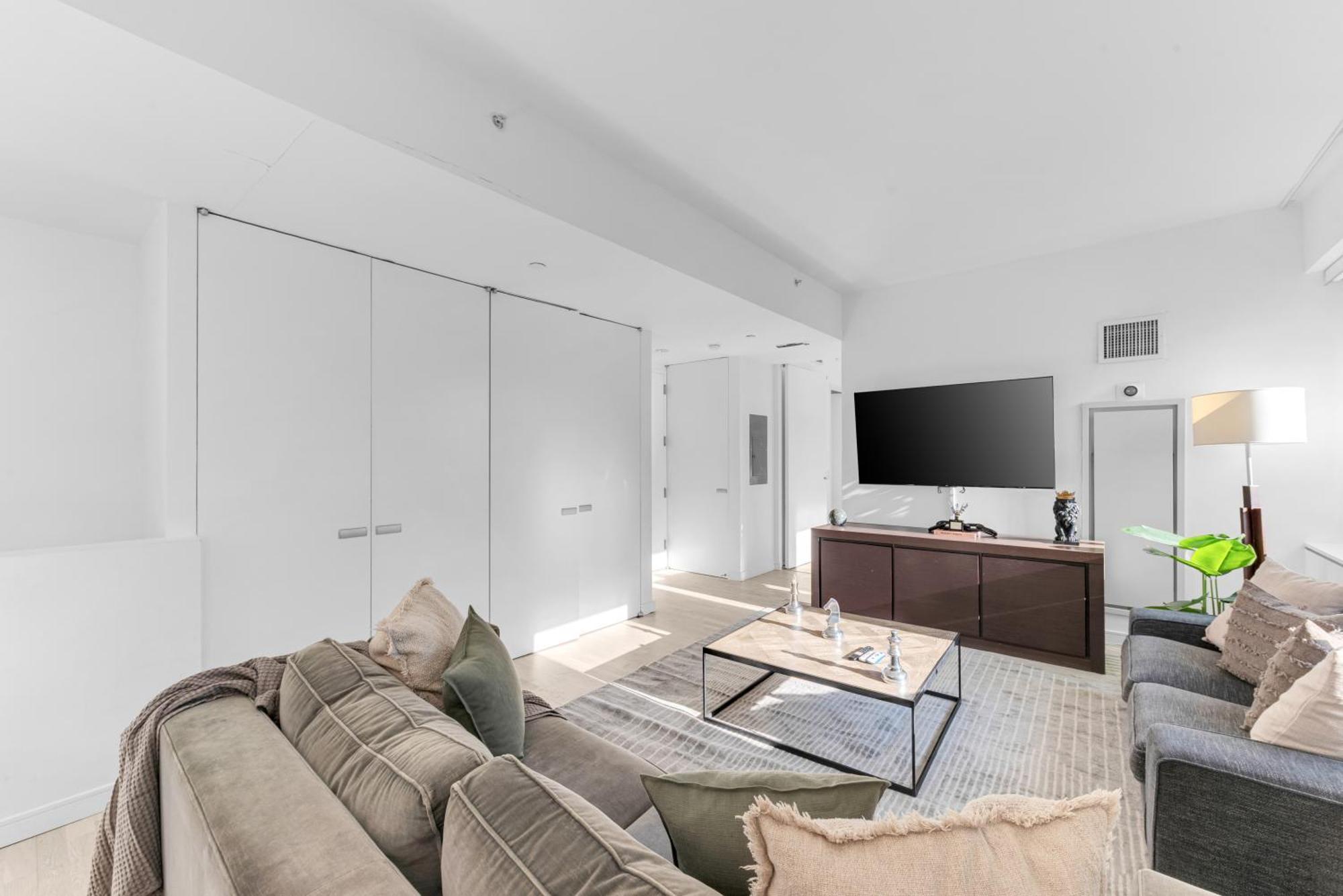 Apartment Lavish Two-story Retreat In The Heart Of Manhattan New York