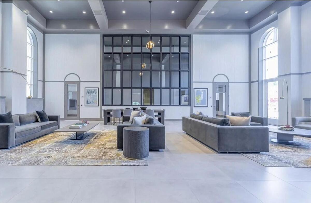 Queens Jewel Luxury And Comfort Combined Apartment