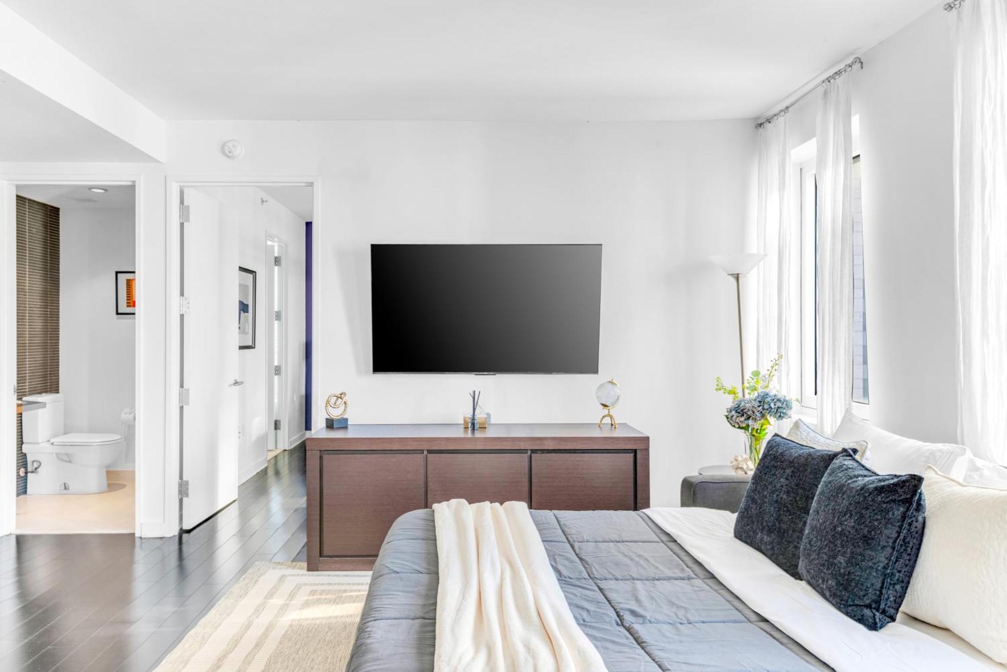 Elegant Midtown Retreat, Views, Steps To Times Square Apartment *