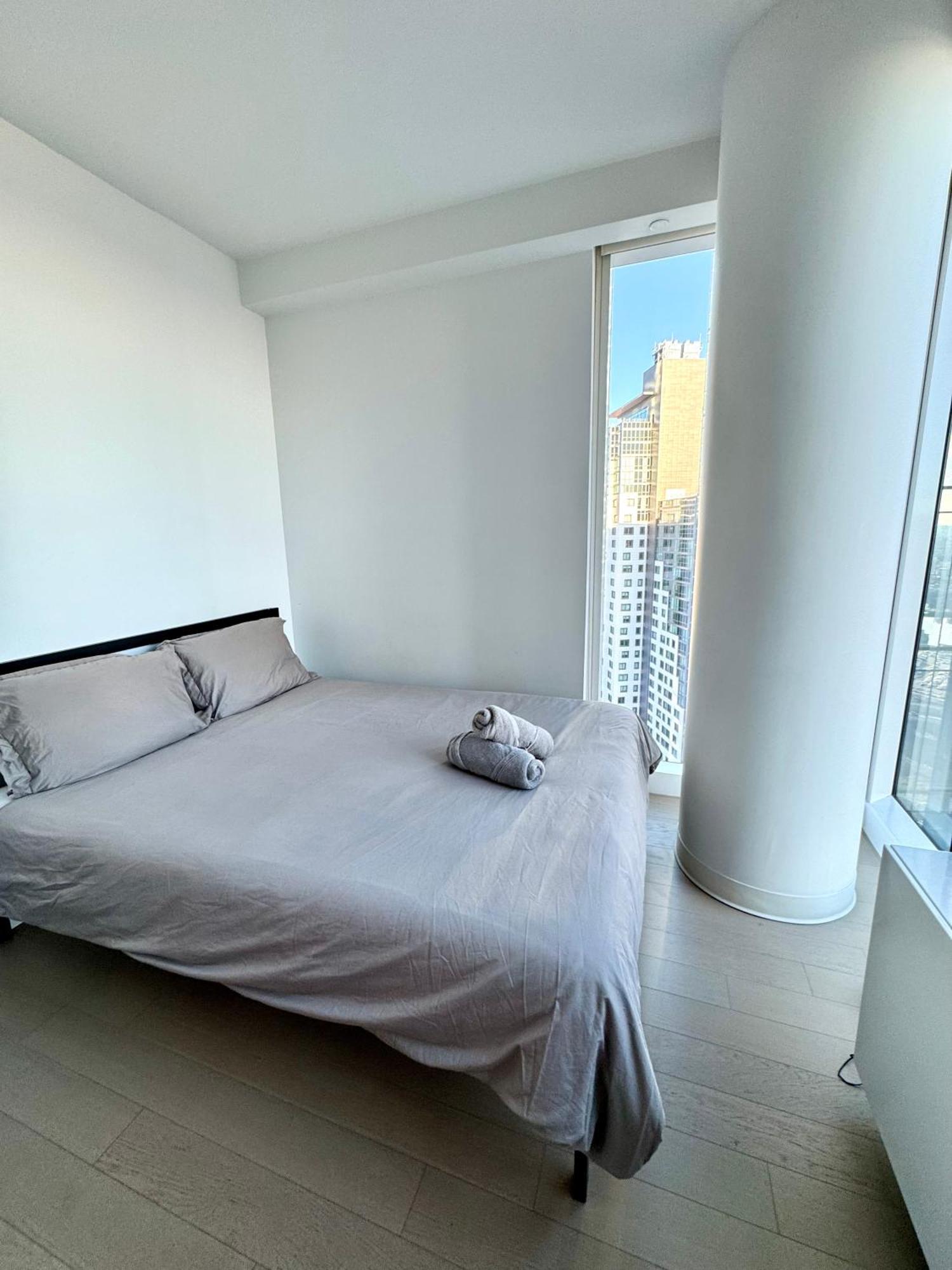 Luxury 2 Bedrooms 2 Bathrooms Corner Breathtaking Views Modern Retreat *