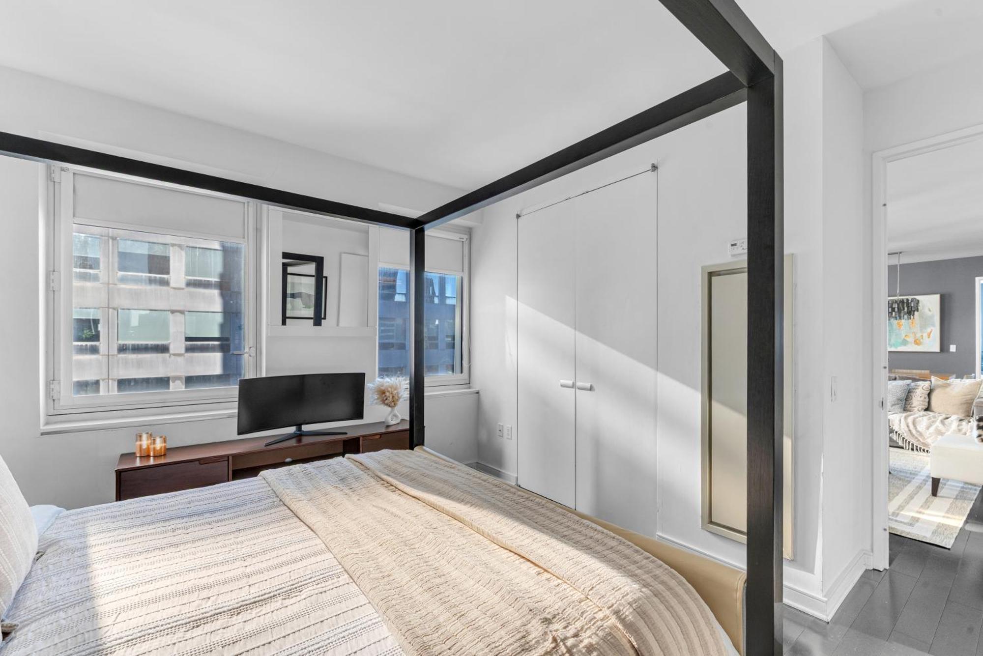 Apartment Elegant Midtown Retreat, Views, Steps To Times Square New York