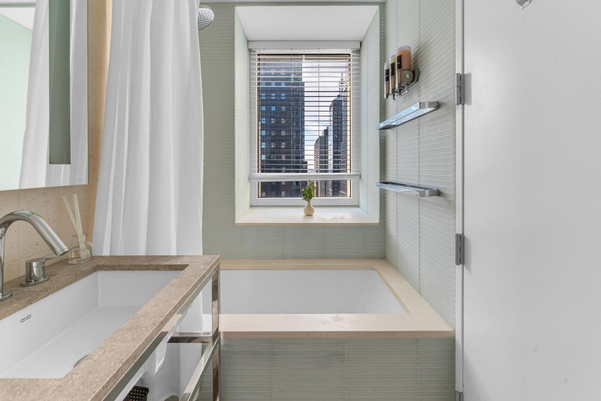 Elegant Midtown Retreat, Views, Steps To Times Square New York