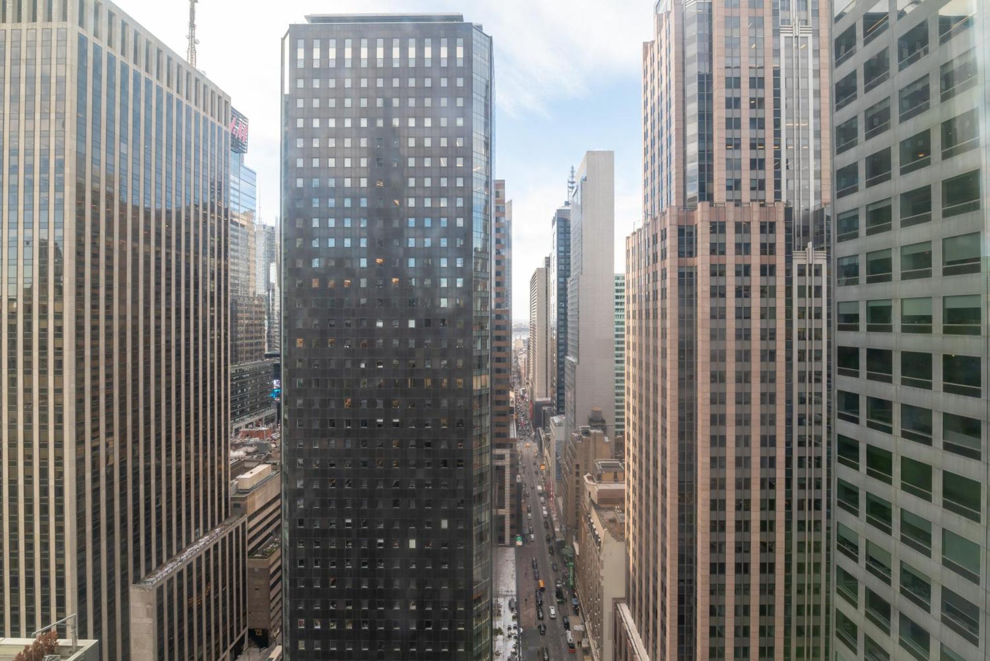 Elegant Midtown Retreat, Views, Steps To Times Square Apartment *