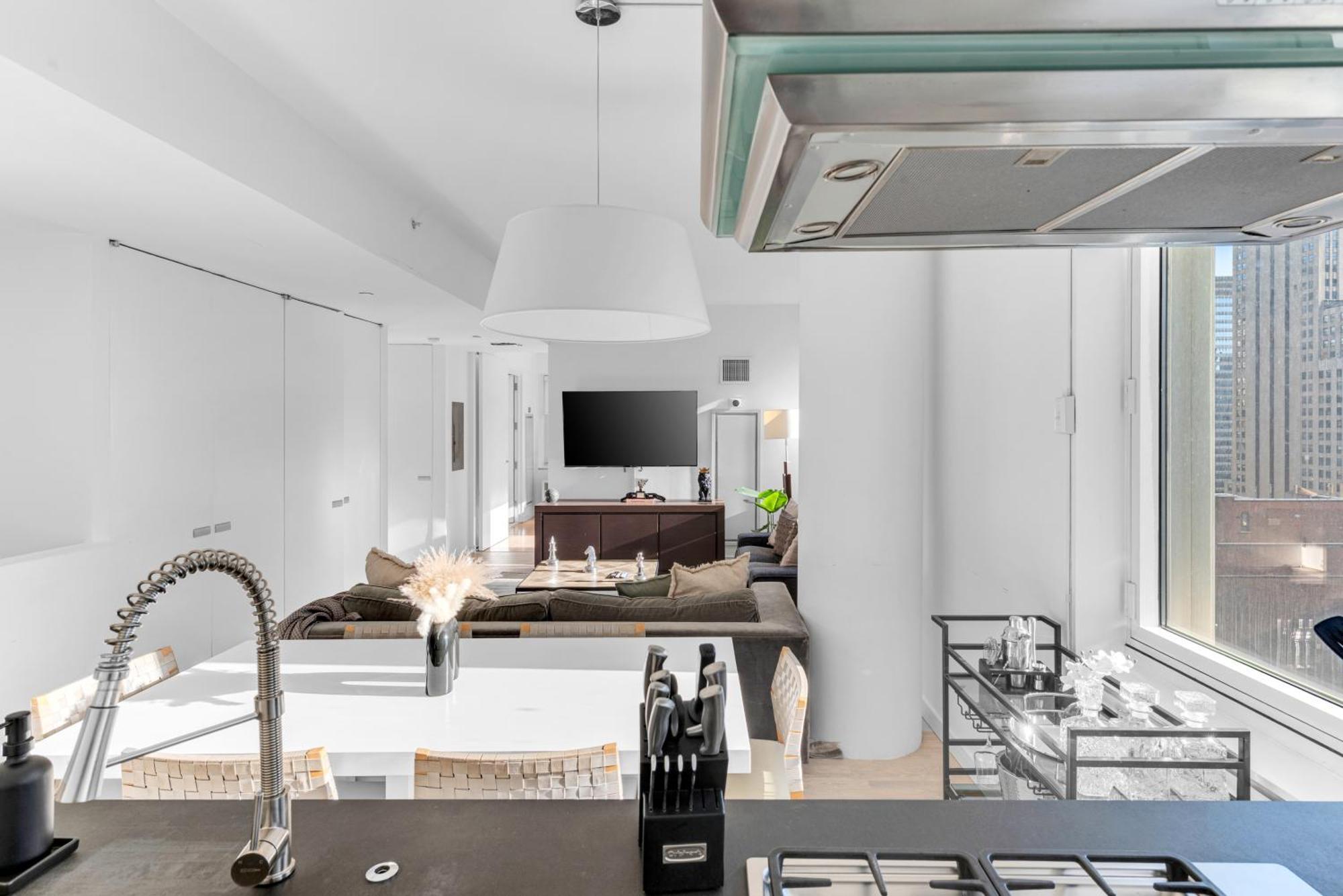 Lavish Two-story Retreat In The Heart Of Manhattan *