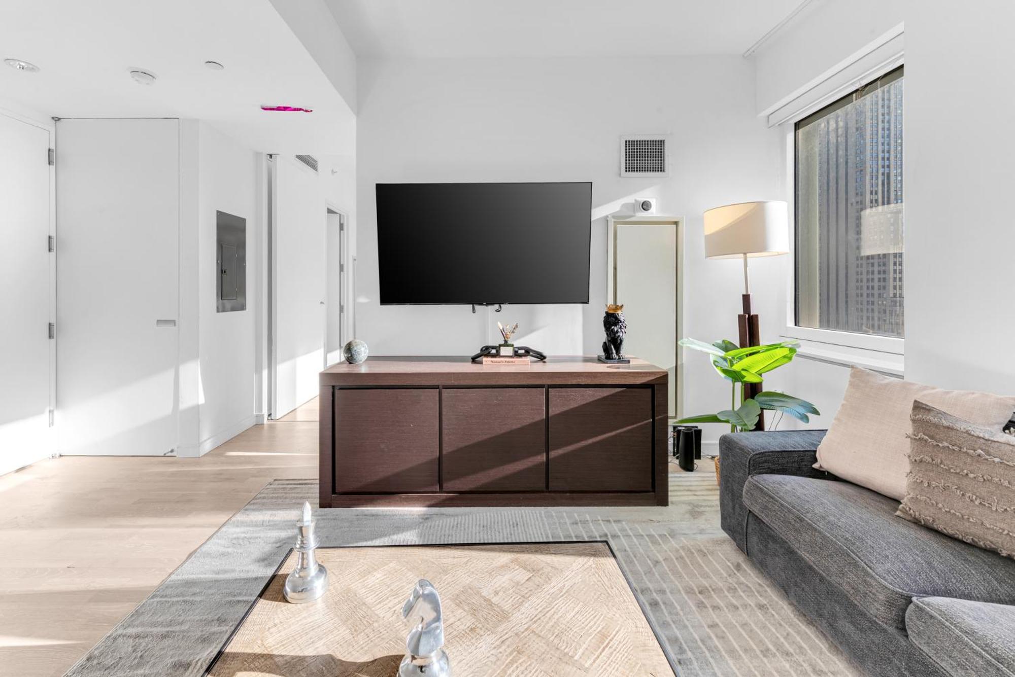 Lavish Two-story Retreat In The Heart Of Manhattan New York