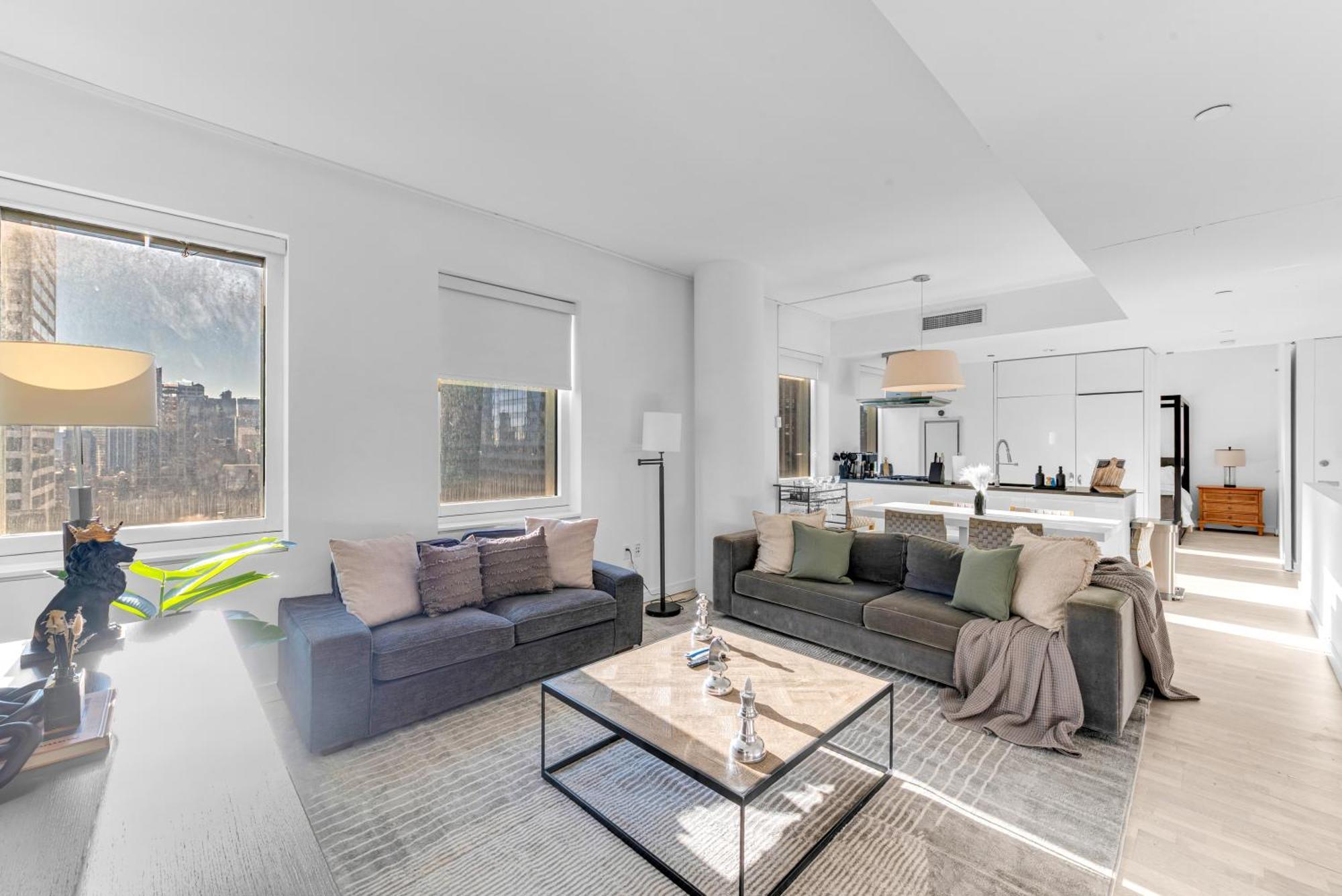 Lavish Two-story Retreat In The Heart Of Manhattan New York