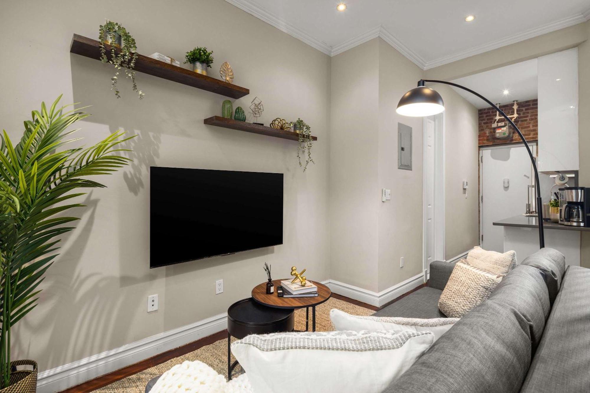 Sophisticated In Vibrant Manhattan Apartment *