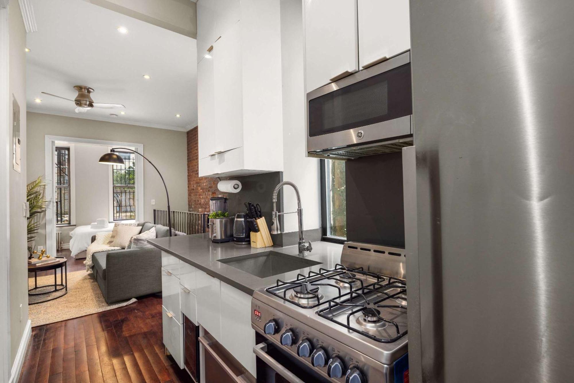 Sophisticated In Vibrant Manhattan Apartment New York