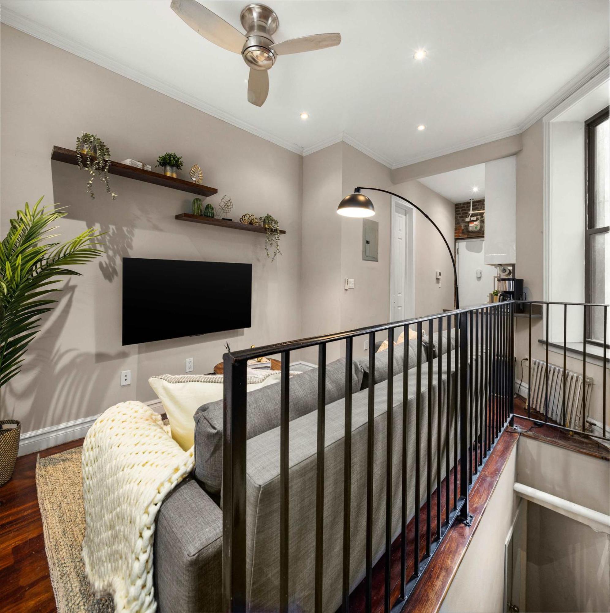 Sophisticated In Vibrant Manhattan Apartment *