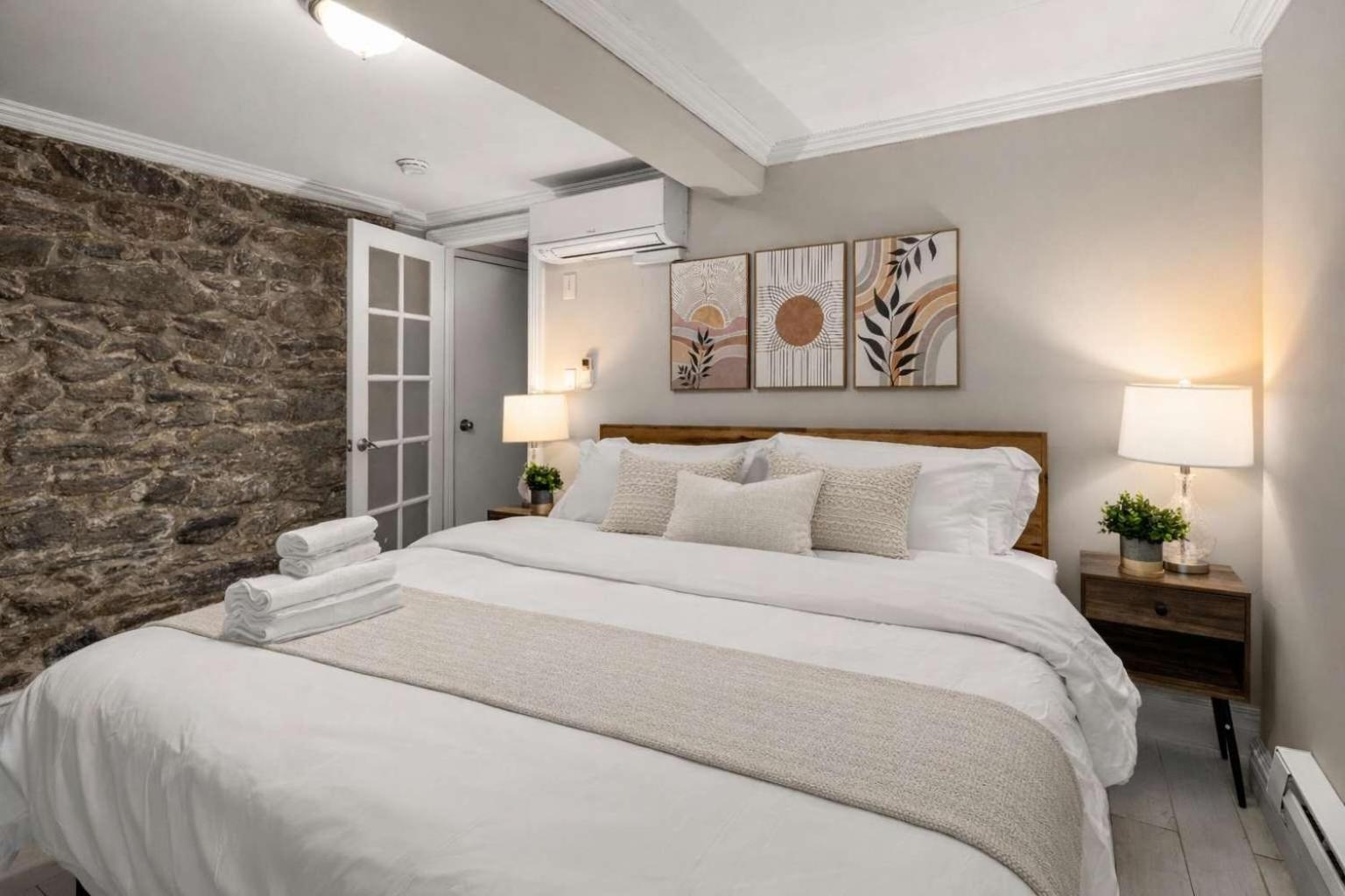 Apartment Sophisticated In Vibrant Manhattan