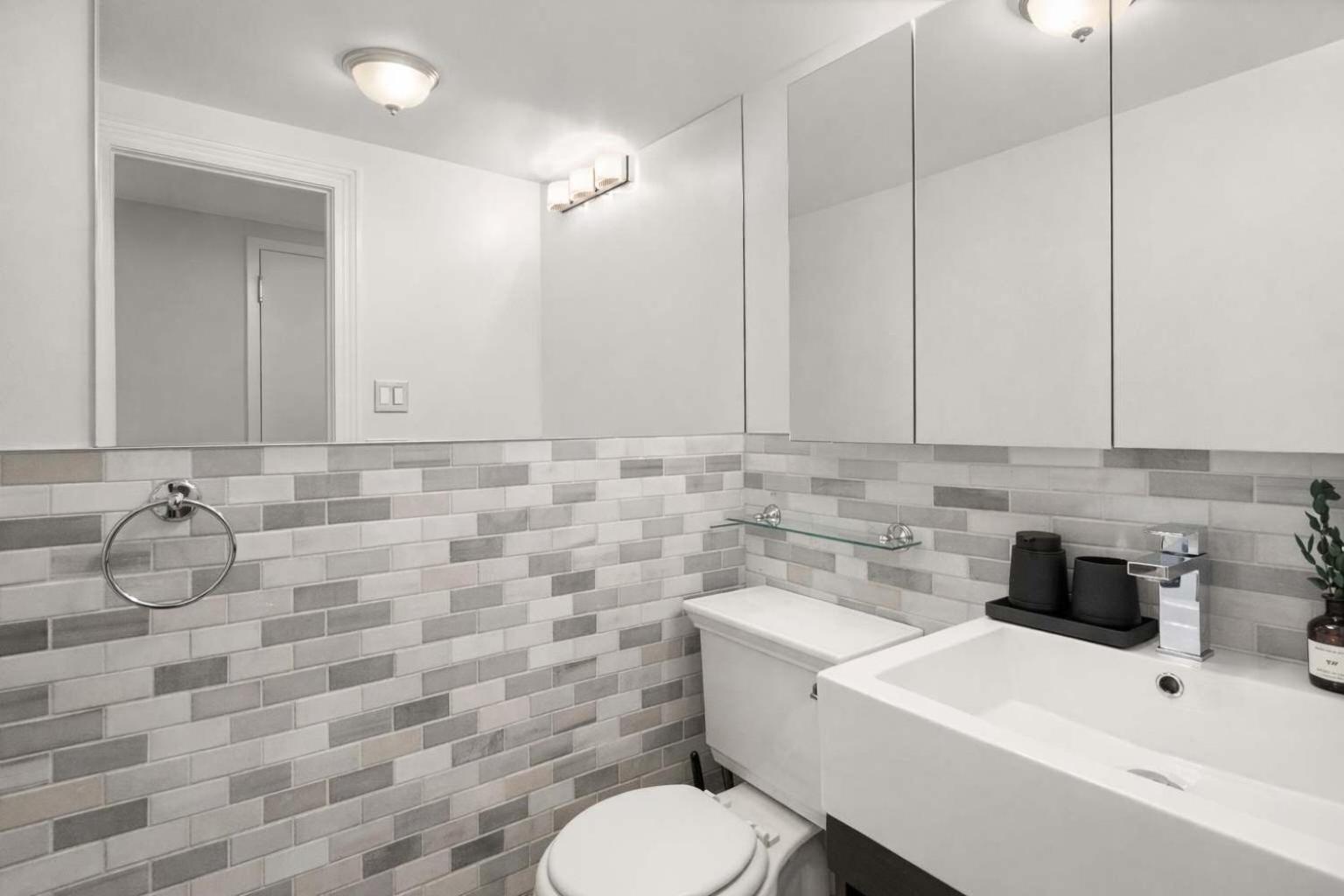 Sophisticated In Vibrant Manhattan Apartment