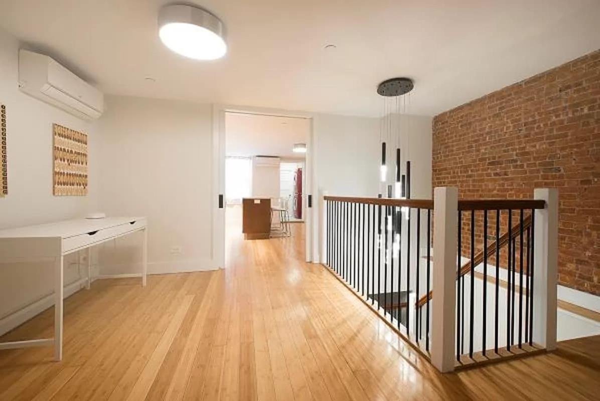 Modern Townhouse In Historic Harlem Holiday home