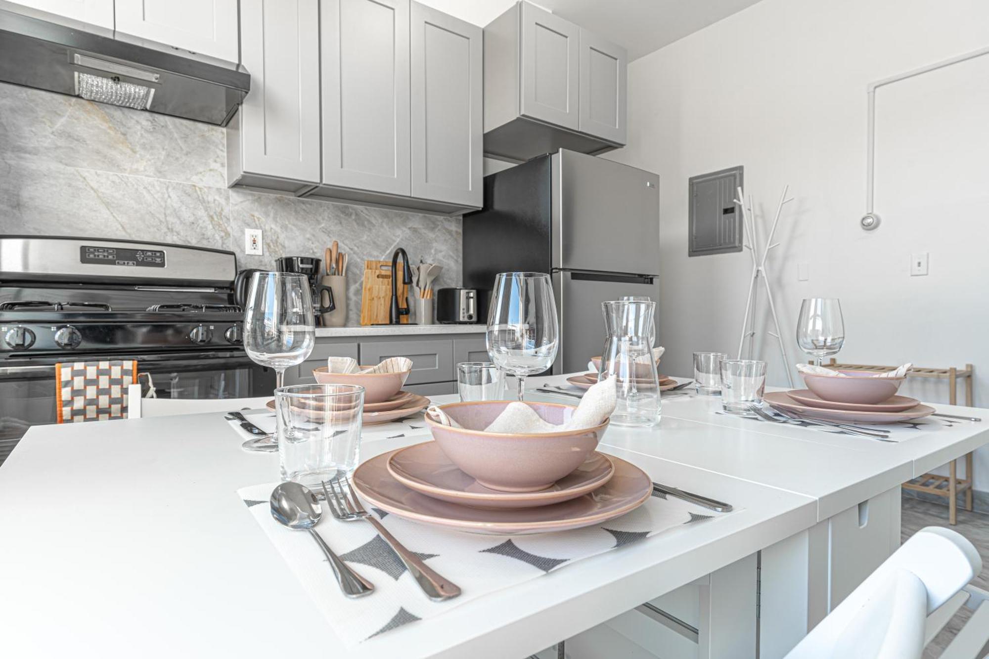 Cozy 2br Retreat - Near Lga & Subway With W&d Apartment *