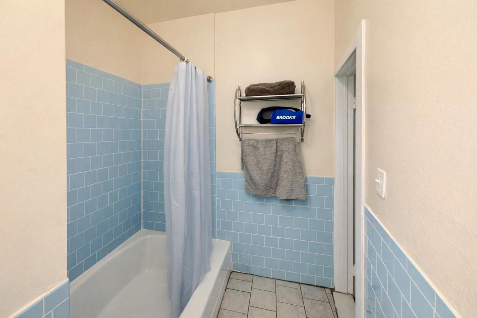 Bright & Modern Near Subway & Columbia Apartment *