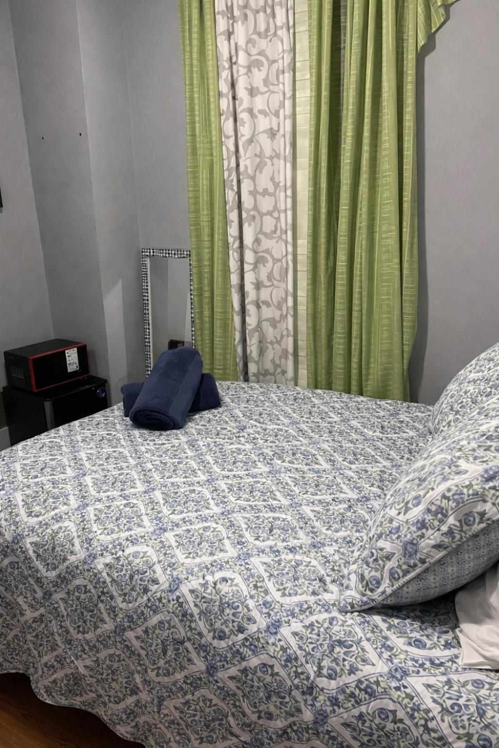 Apartment In A 2 Bedrooms Long Island City, Kitchen And Bathroom Shared With Very Host *