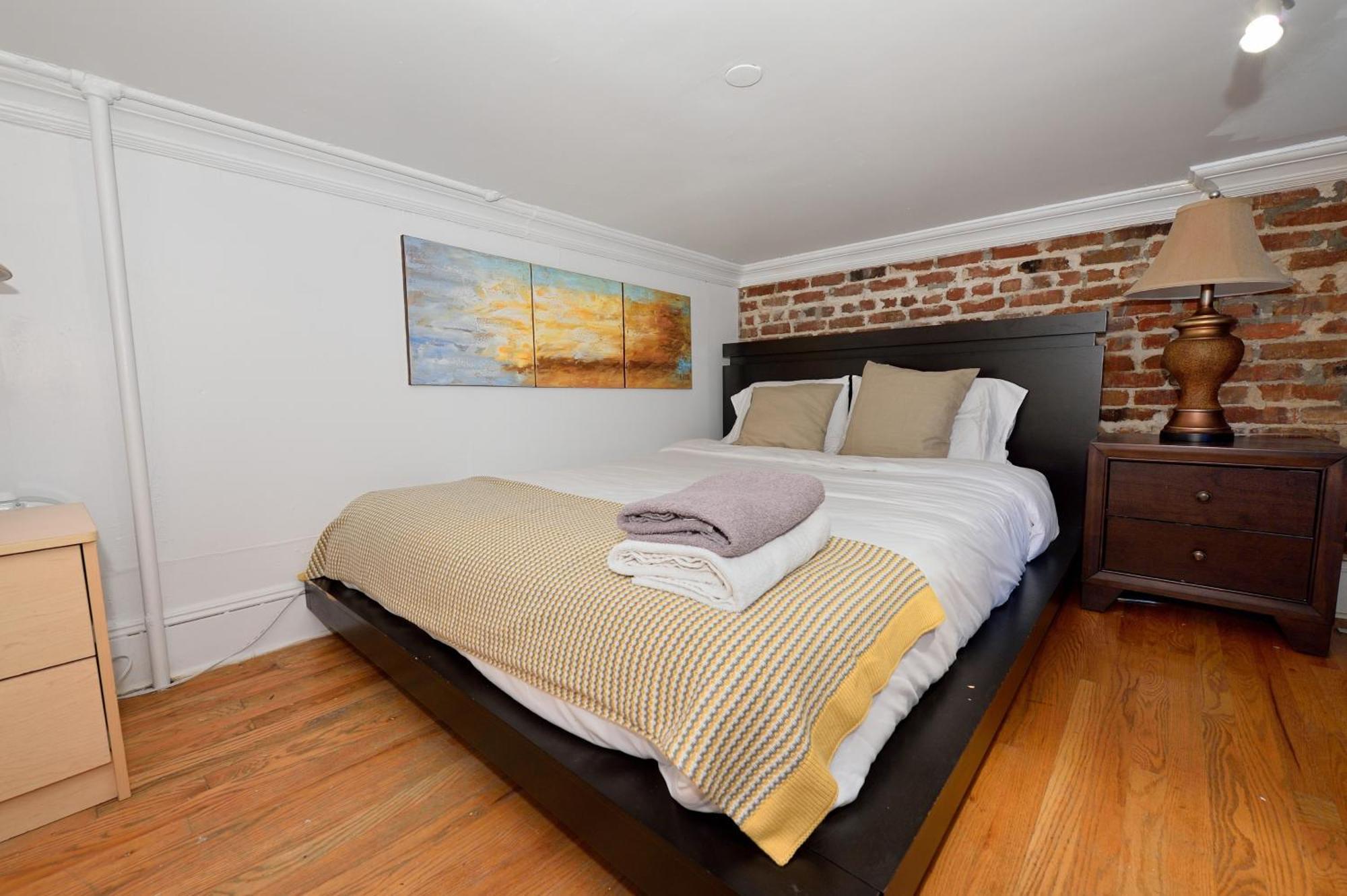 Apartment 10th Avenue Urban Retreat- 3br Nyc *