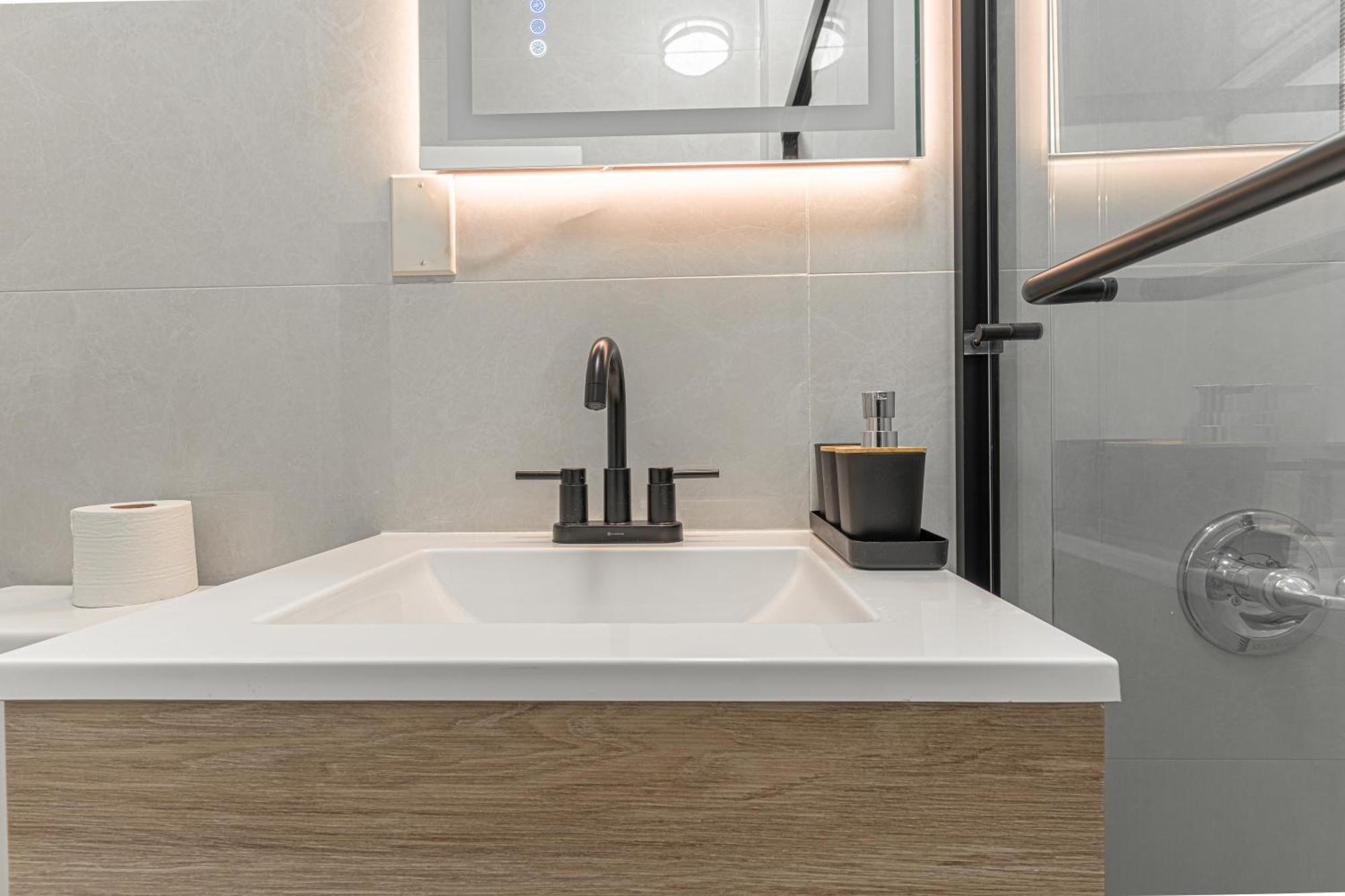 Modern 2br Retreat With Washer & Dryer - Near Subway & Lga