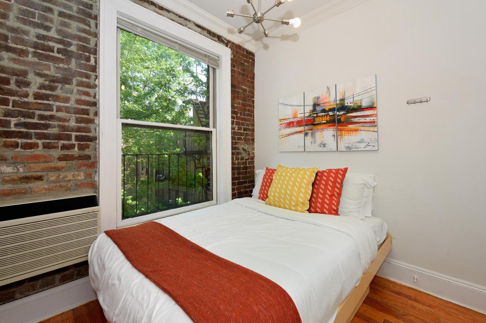 Apartment 10th Avenue Urban Retreat- 3br Nyc *