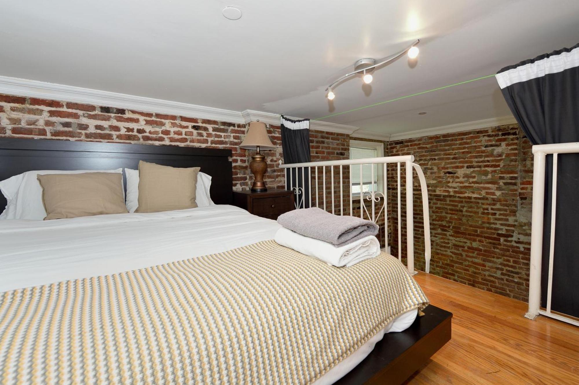 10th Avenue Urban Retreat- 3br Nyc *