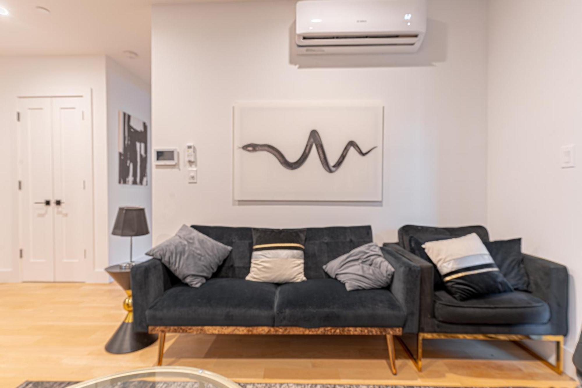 Modern Hideaway With 1br & Balcony New York