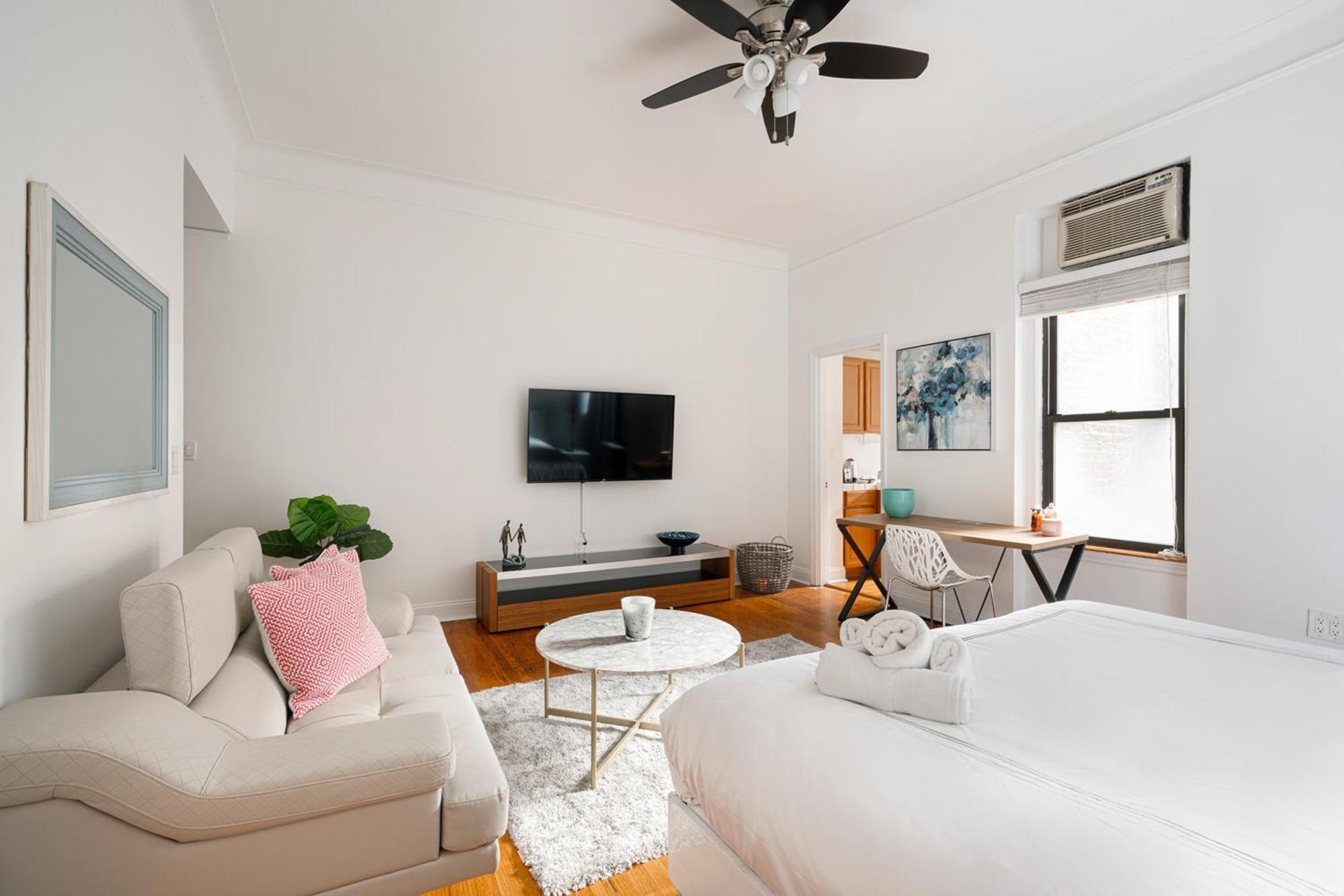 Bright And Comfy In Nyc Apartment