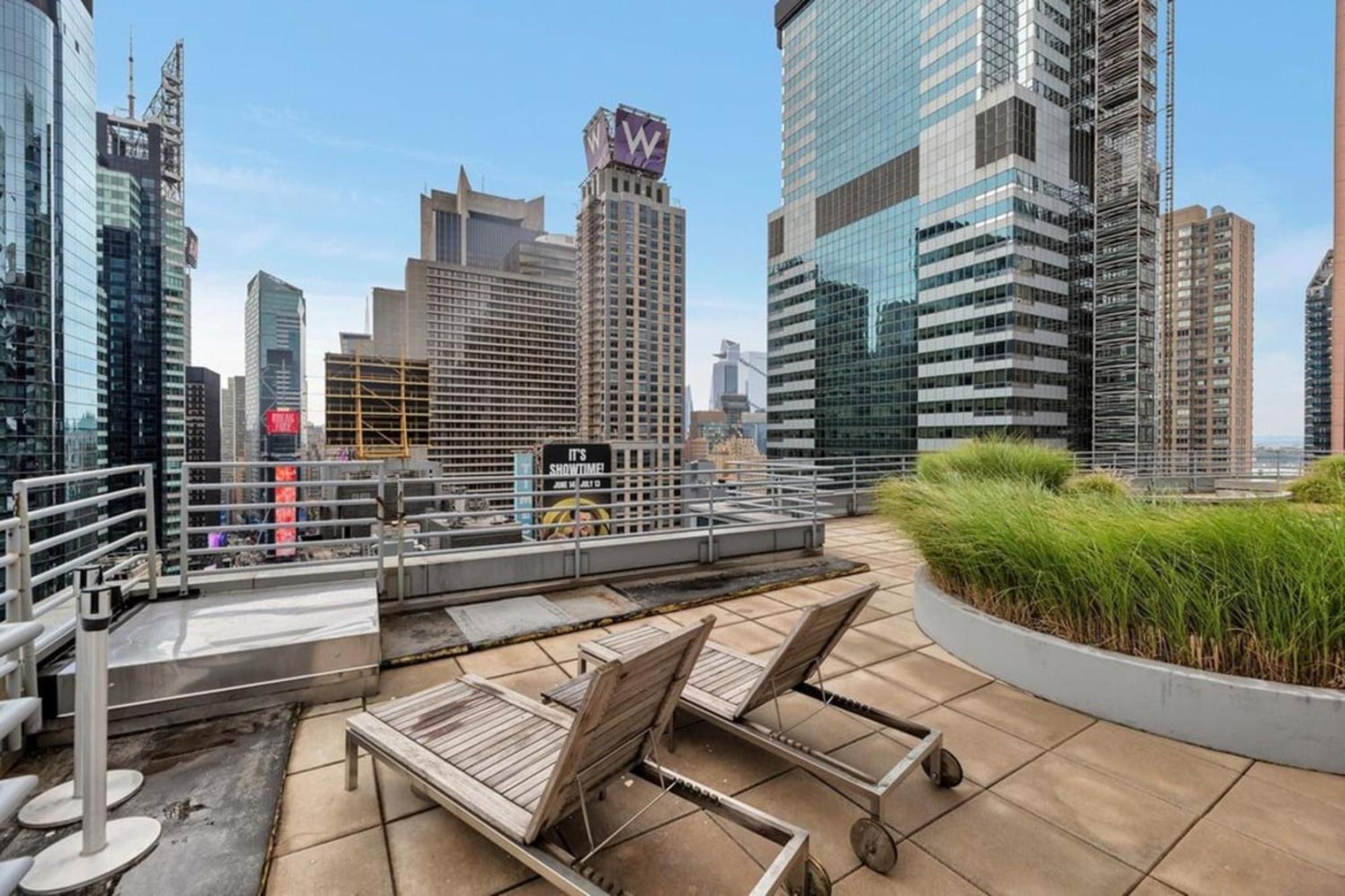 Apartment 1600 Broadway *