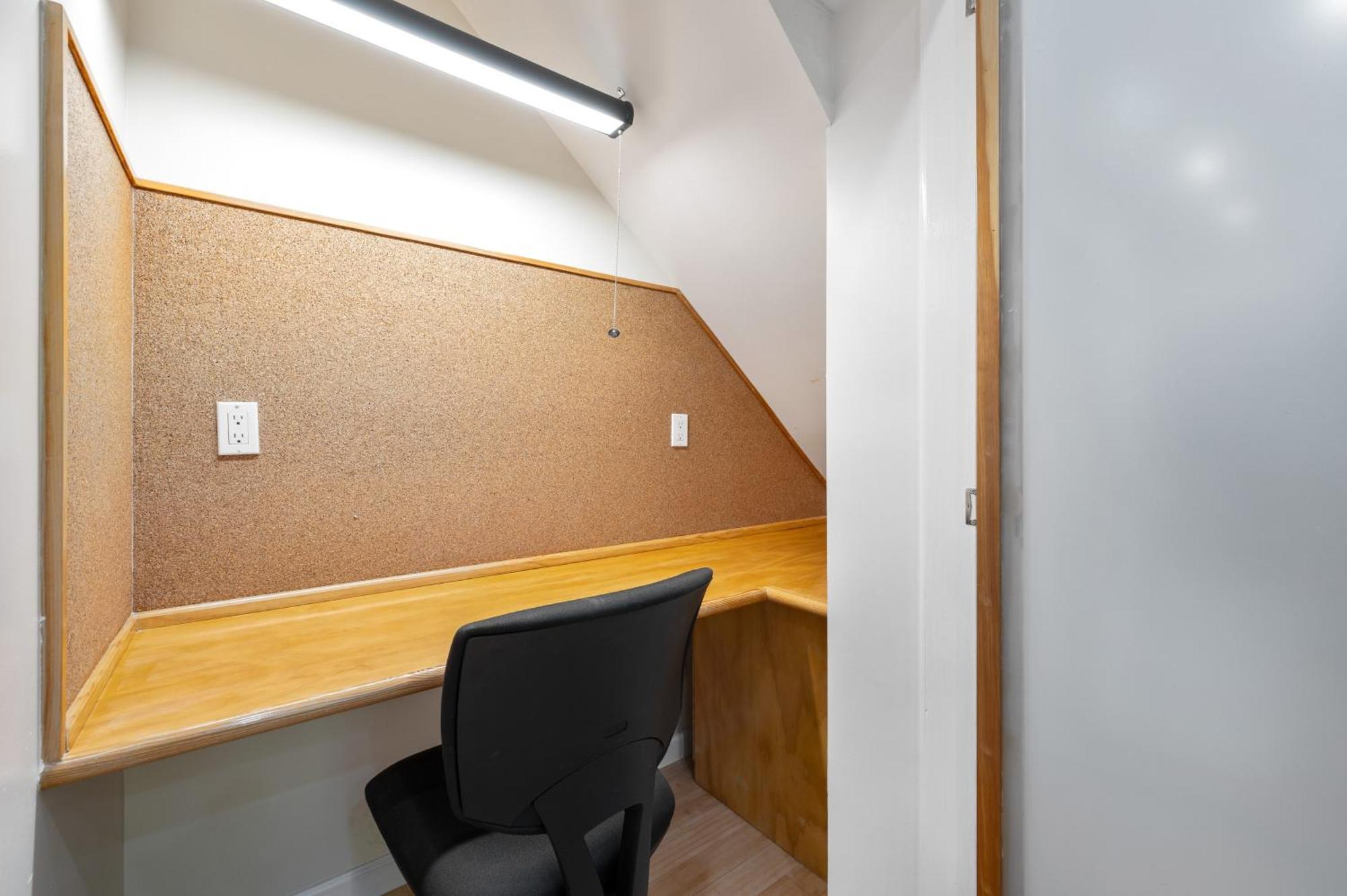 Spacious 3 Bed 3 Bath Unit In Upper East Side Apartment *