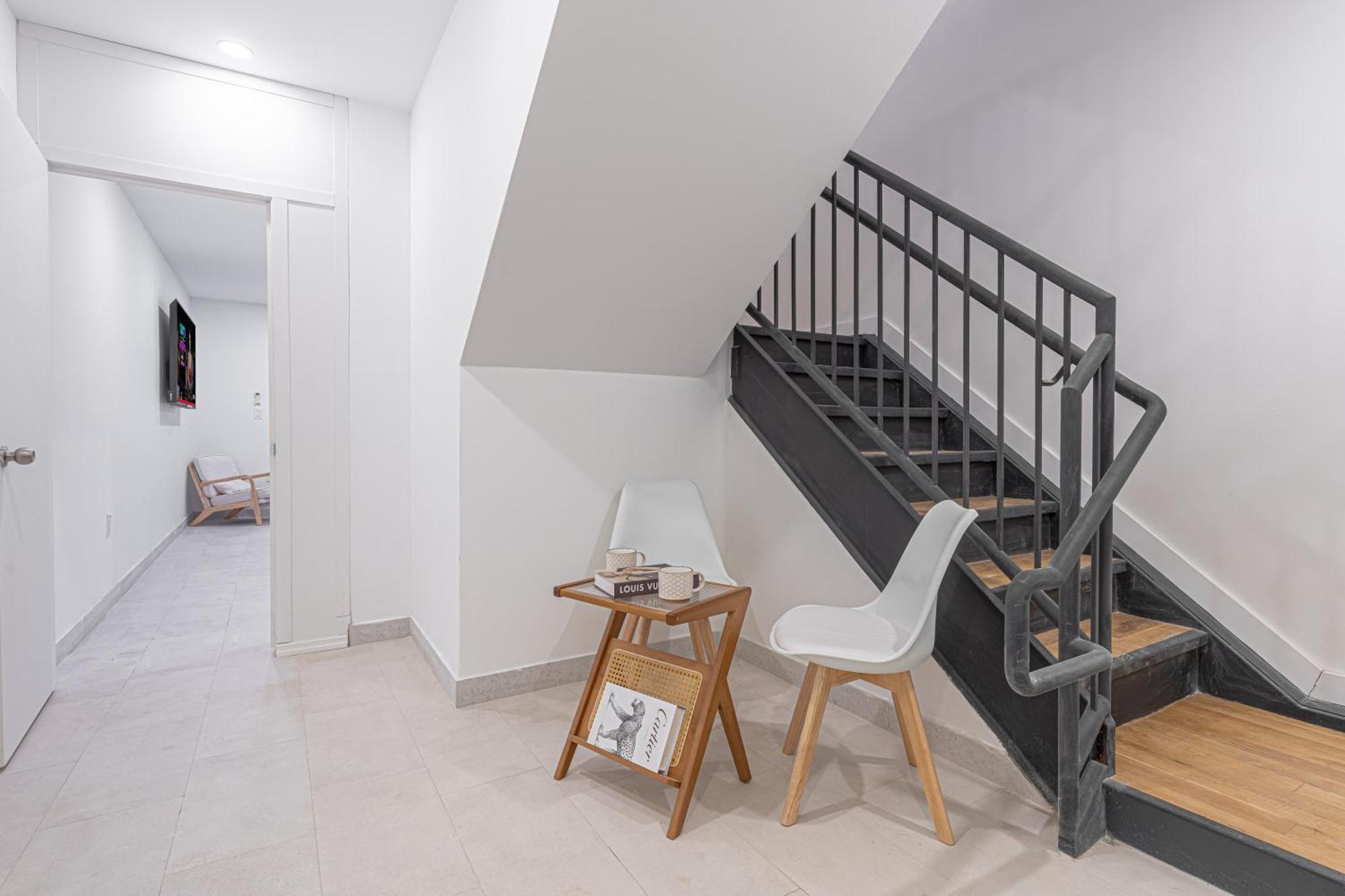 Modern Duplex Escape W Backyard Apartment