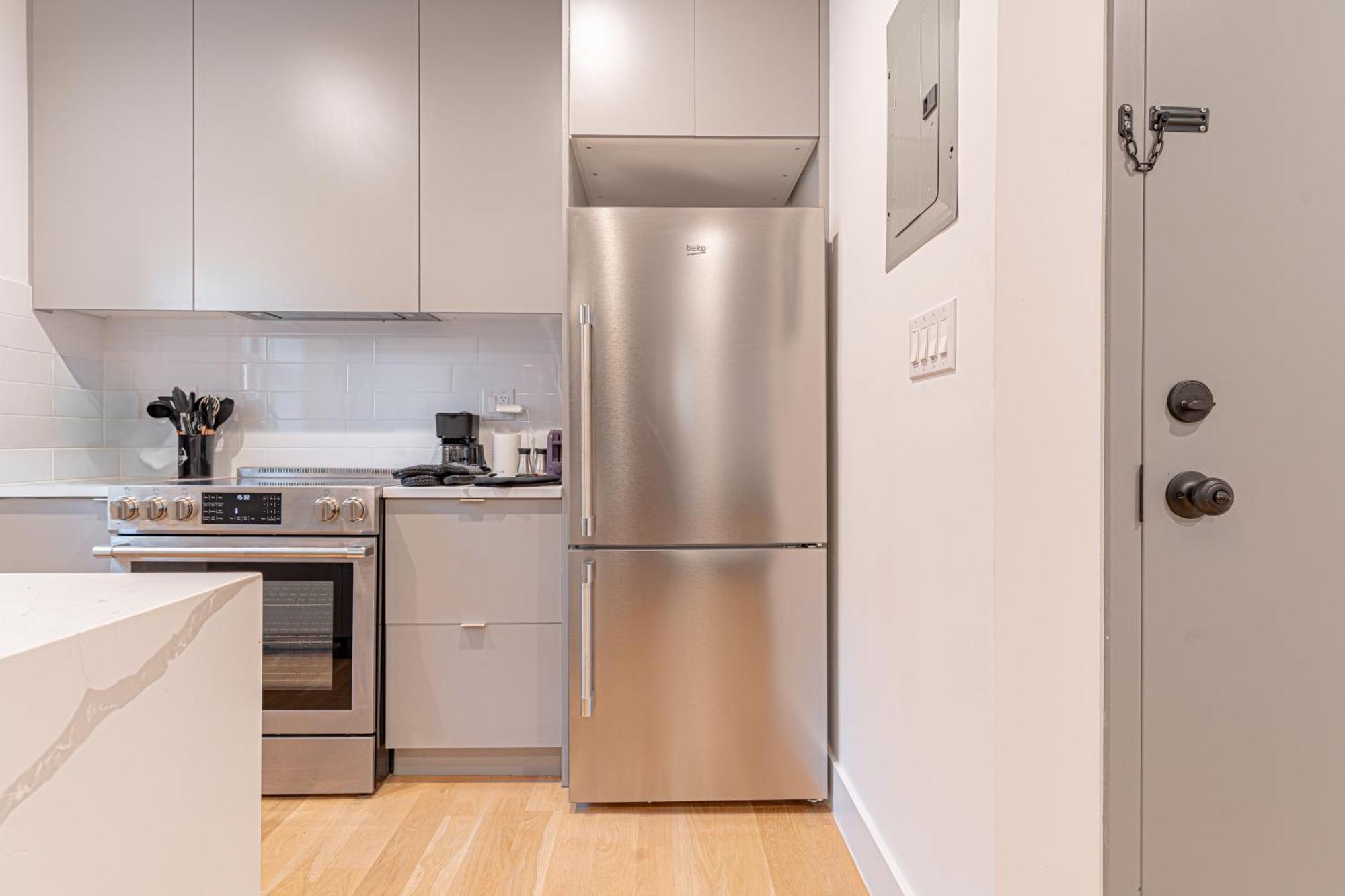 Modern Hideaway With 1br & Balcony New York