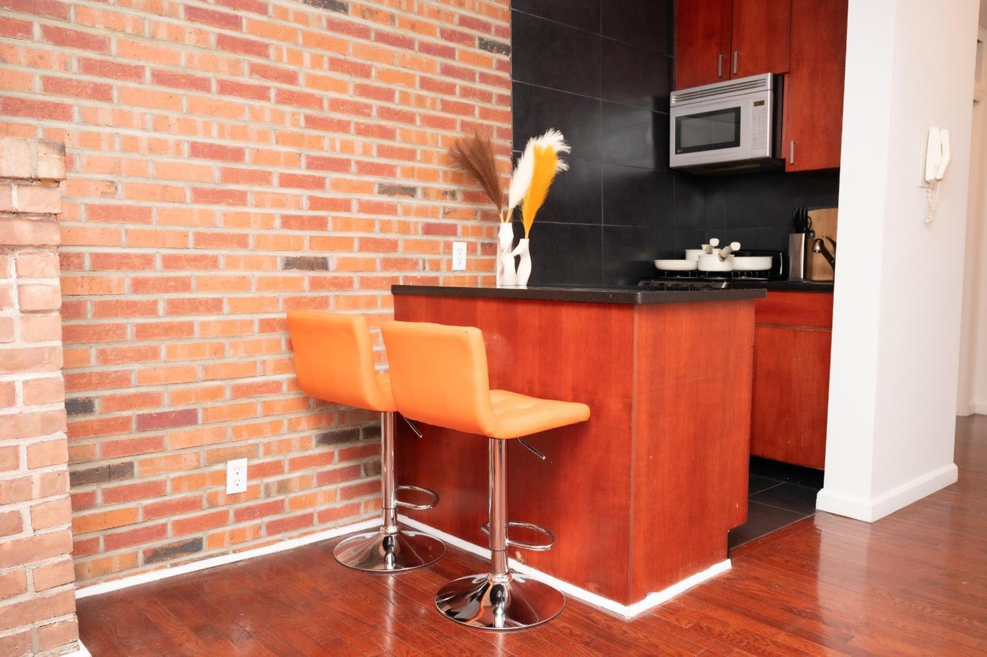 New York47-getaway2 West Village - Subway & Local Cafes