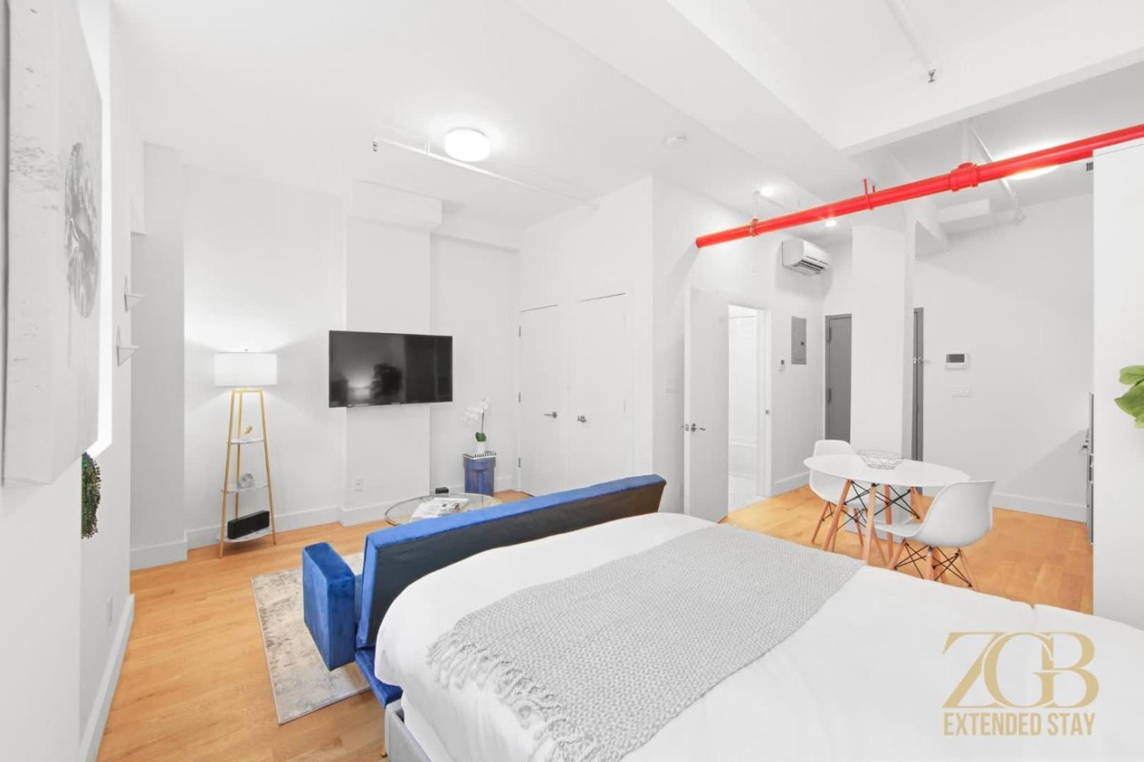 Beautifully Renovated In Prime Manhattan Apartment *