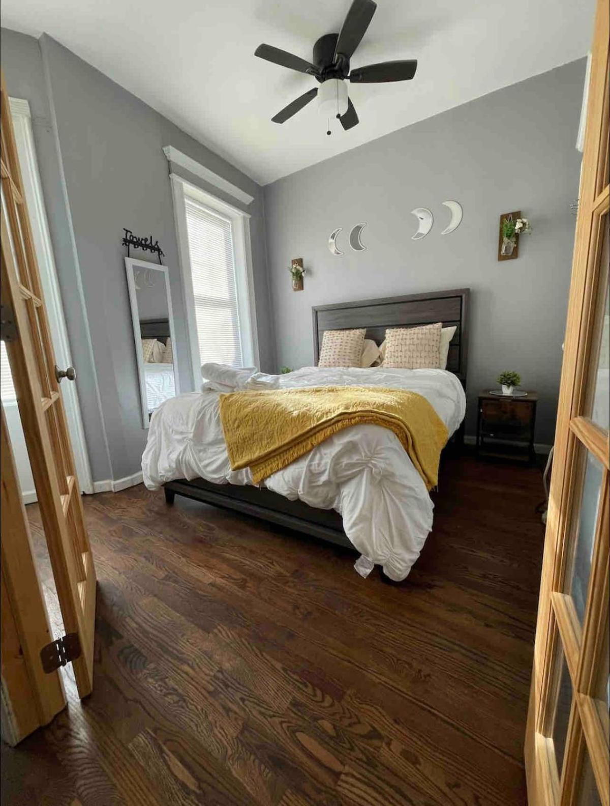 Stylish Cozy 1 Bedroom - Brooklyn By Train Station Apartment *