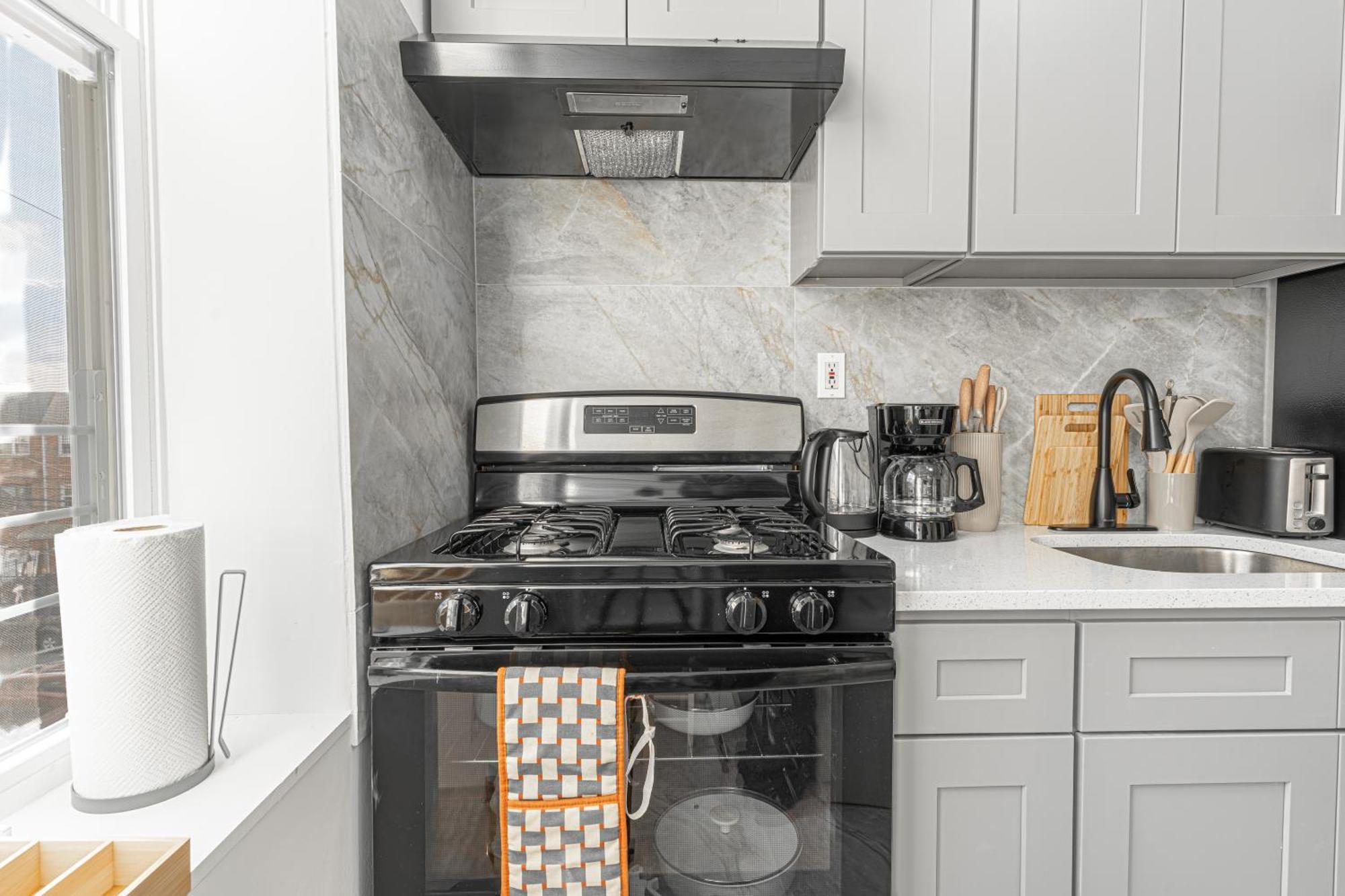 Cozy 2br Retreat - Near Lga & Subway With W&d Apartment *