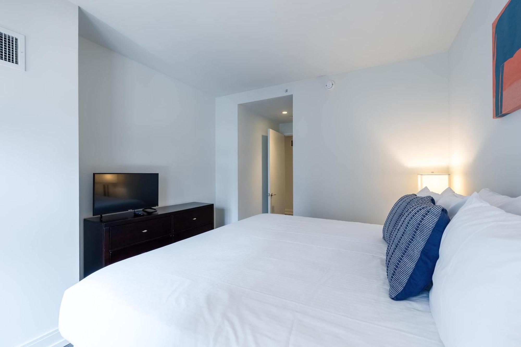 Modern Luxury Apartment *