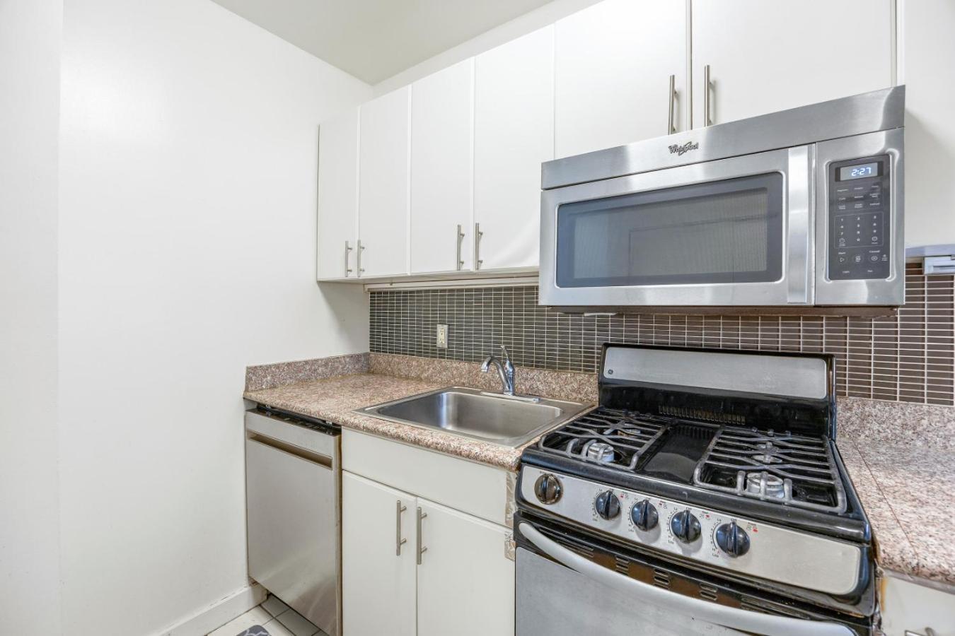 Apartment Chelsea 1br In Shared With Laundry And Rooftop *