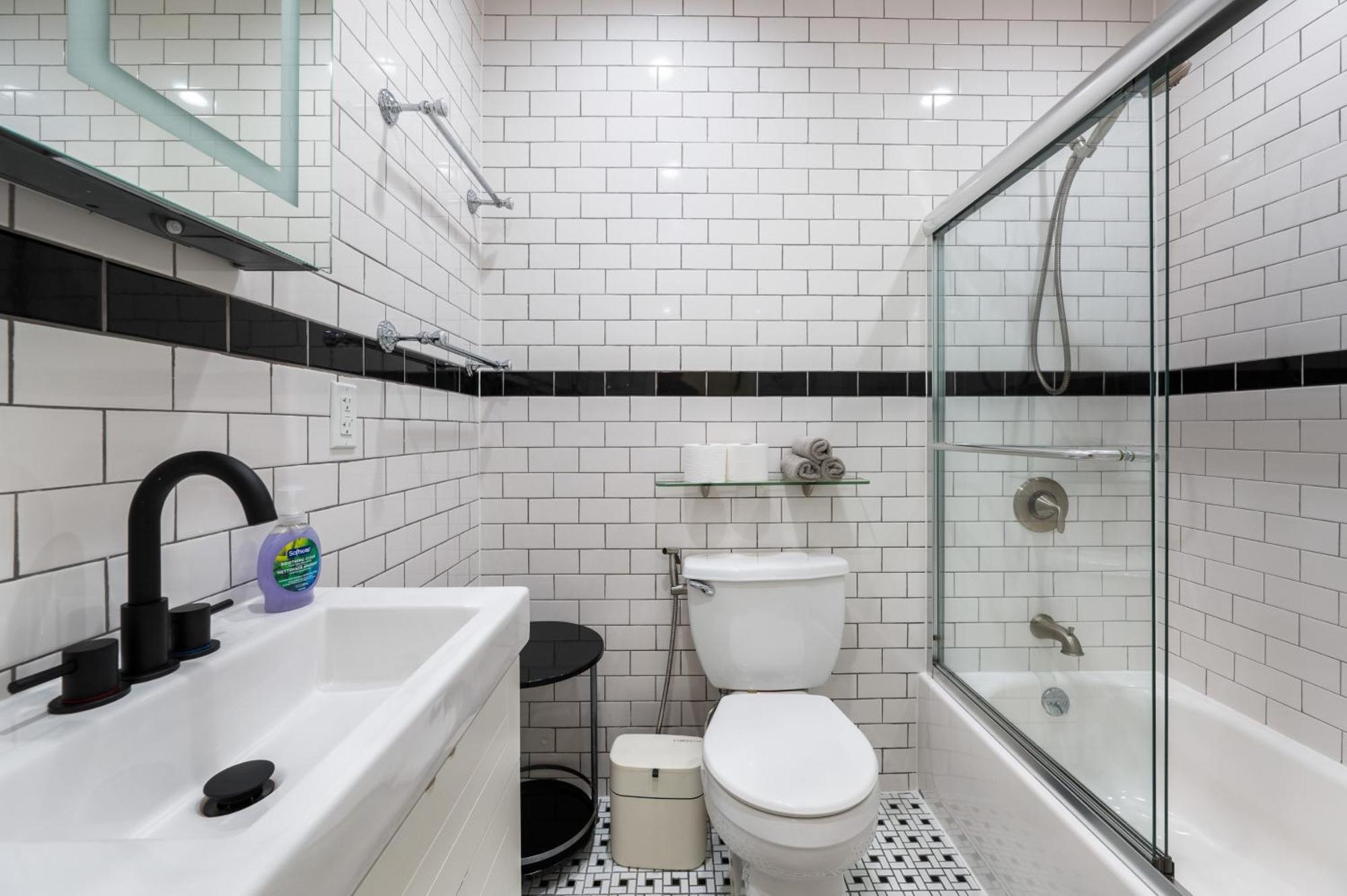 Spacious 3 Bed 3 Bath Unit In Upper East Side